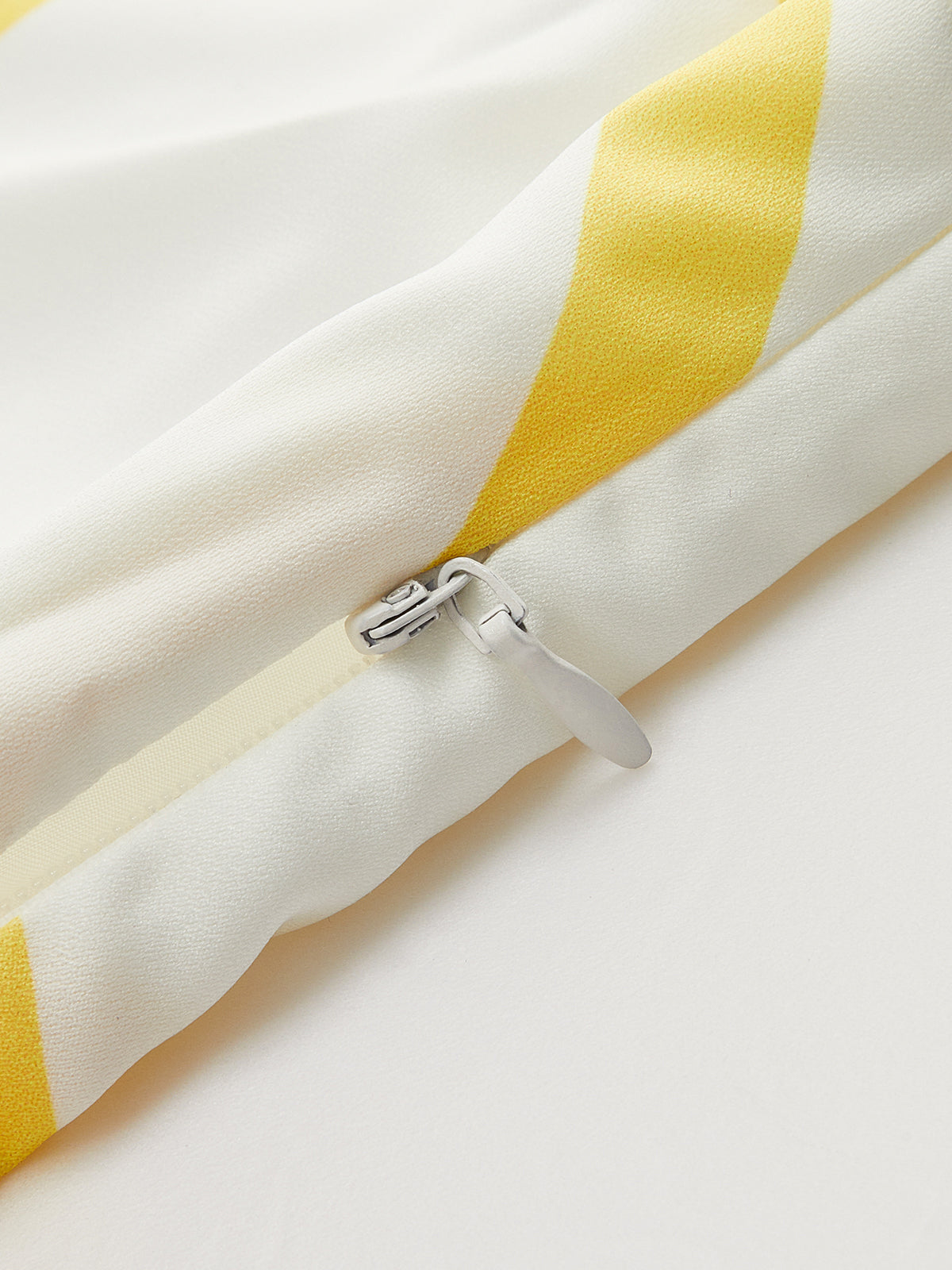 Ensemble crop top asymétrique à imprimé abstrait et jupe maxi à volants