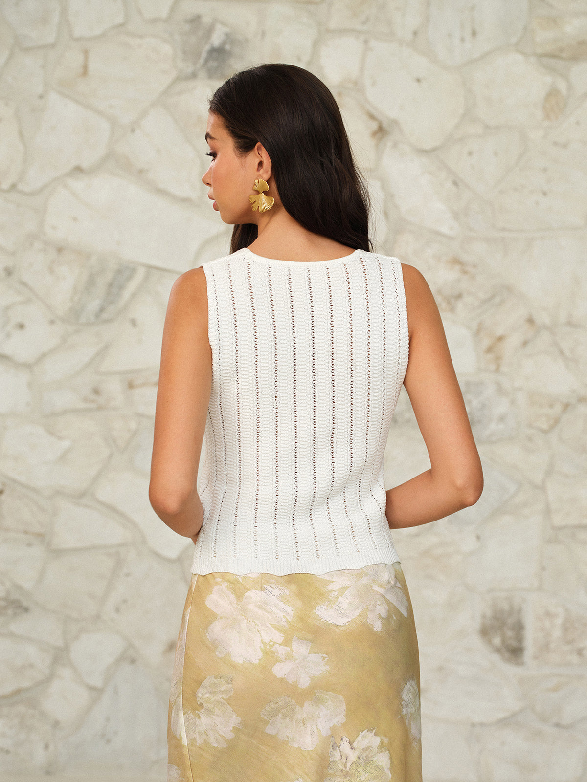 Ärmellose Strickweste mit Blumendekoration