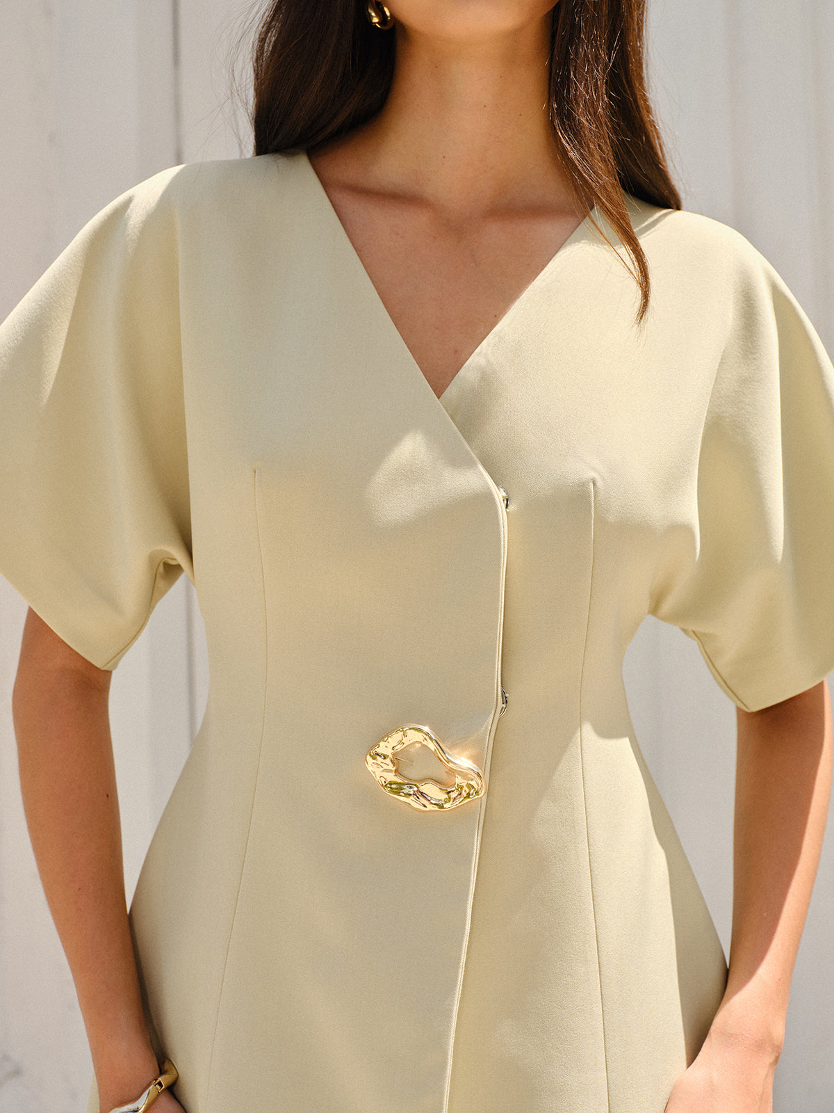 Kurzärmeliges Minikleid mit V-Ausschnitt