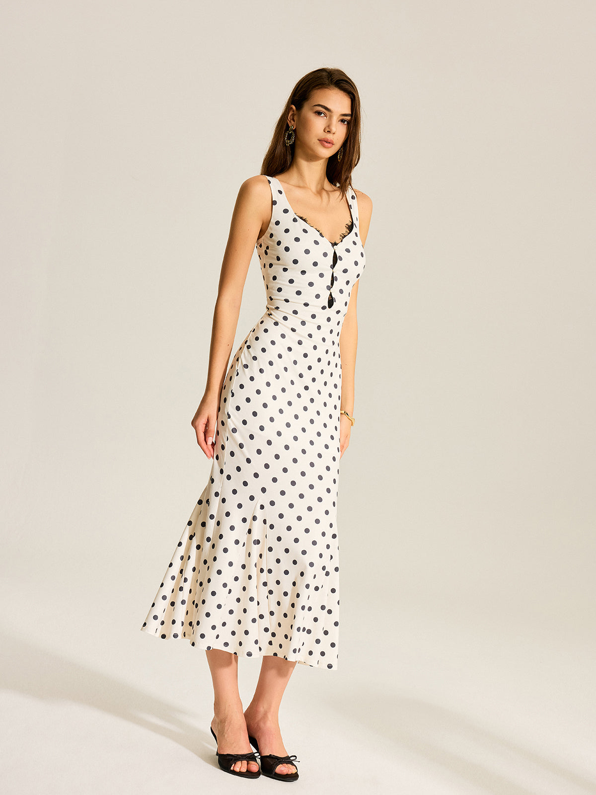 Robe longue deux pièces à pois avec caraco en dentelle