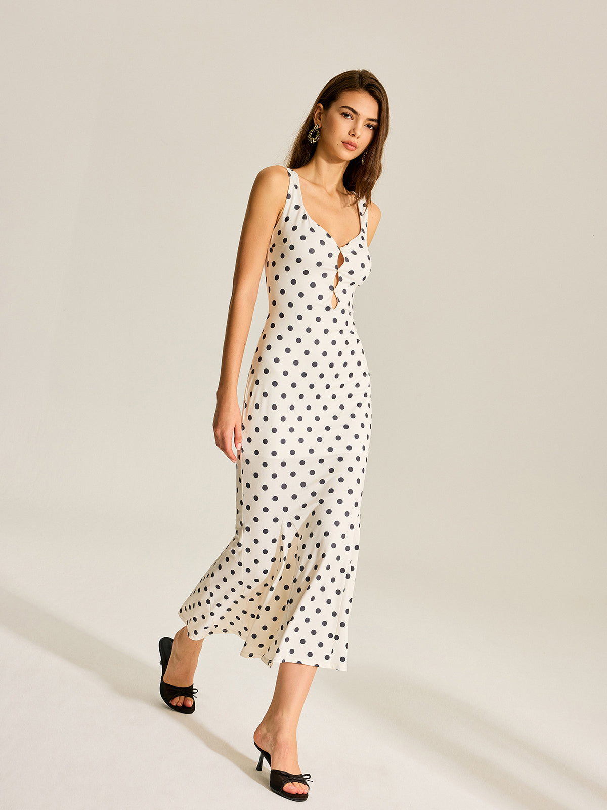 Robe longue deux pièces à pois avec caraco en dentelle