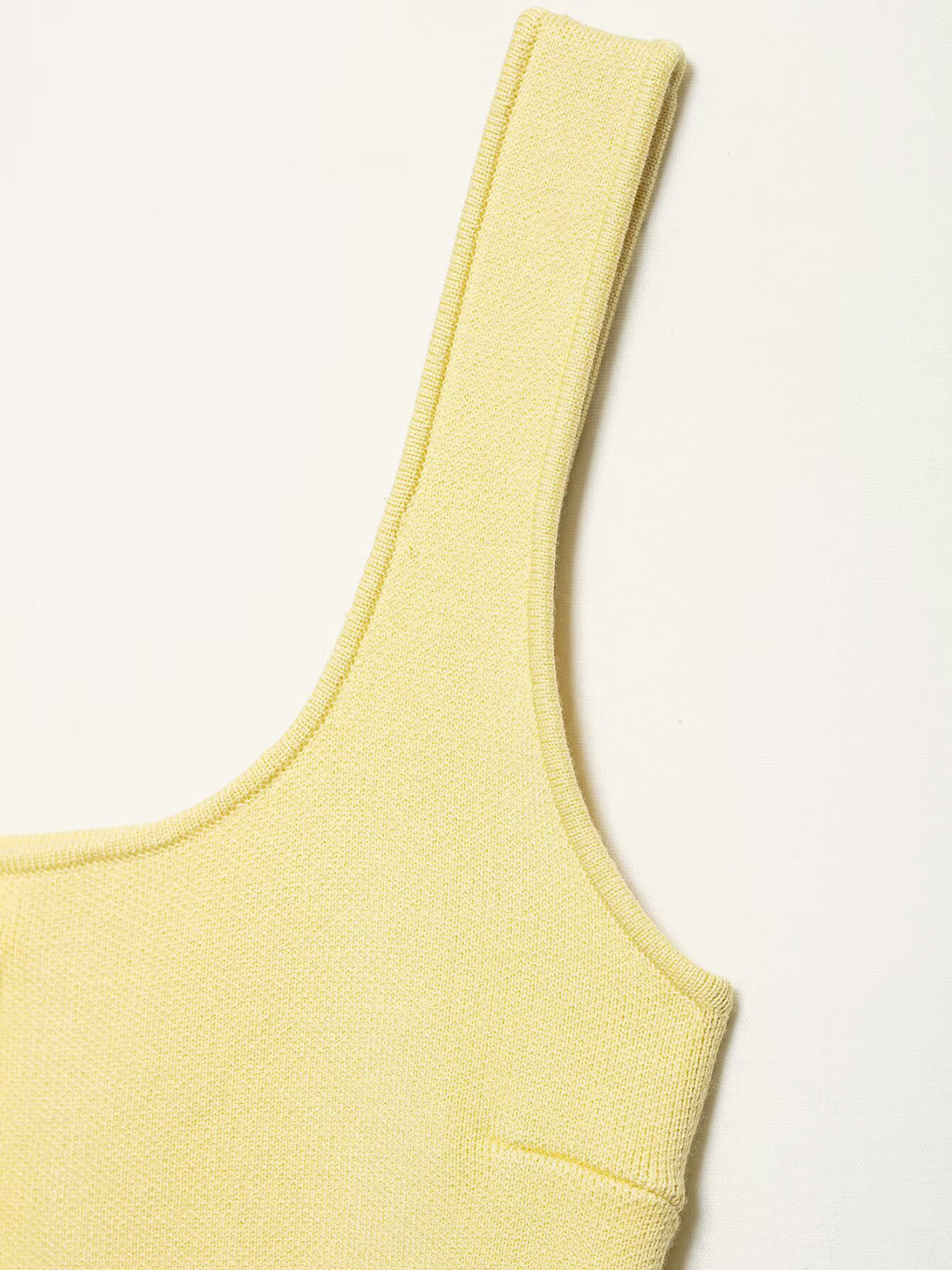 Gilet en maille côtelée à ourlet incurvé