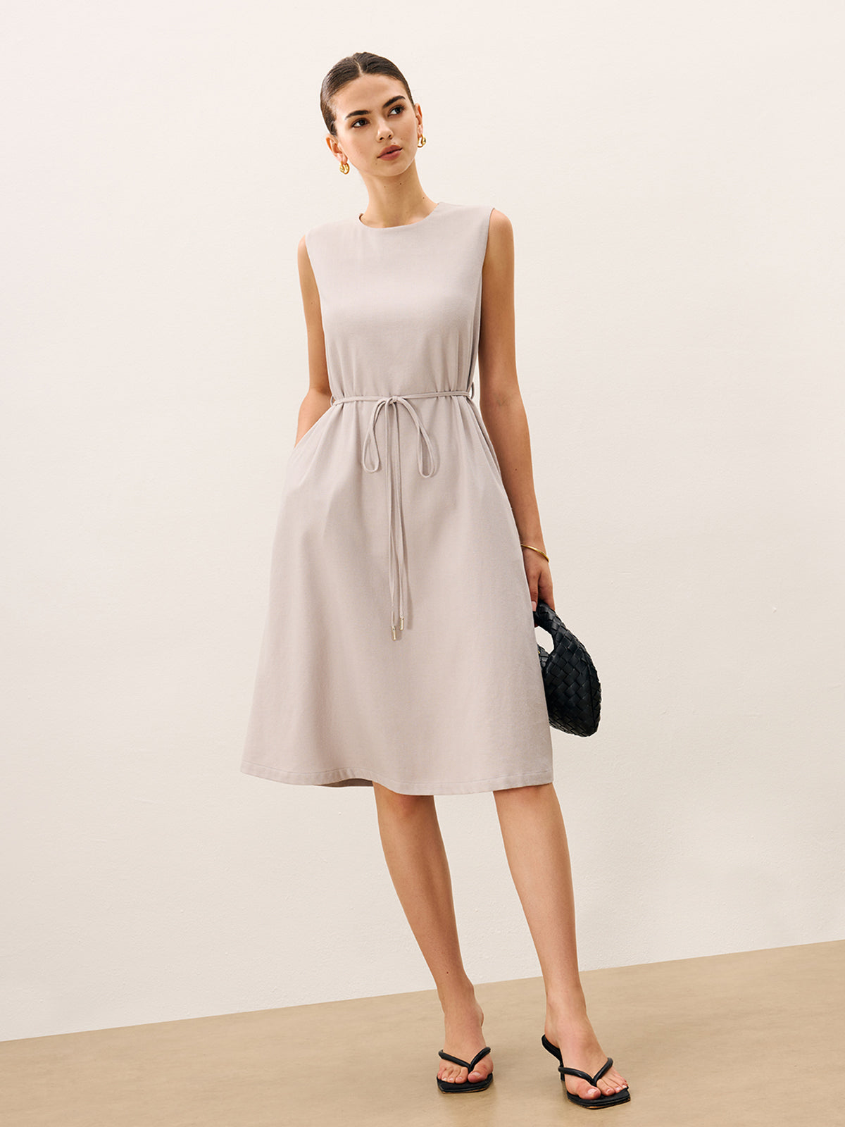 Ärmelloses Midikleid mit Bindedetail