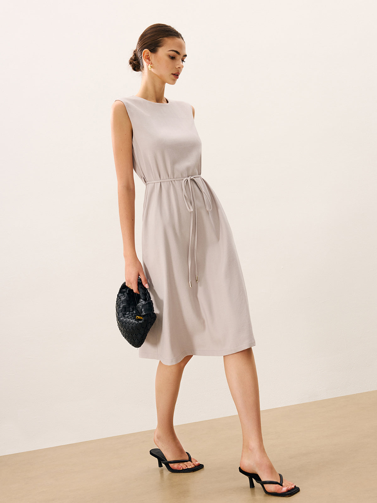 Ärmelloses Midikleid mit Bindedetail