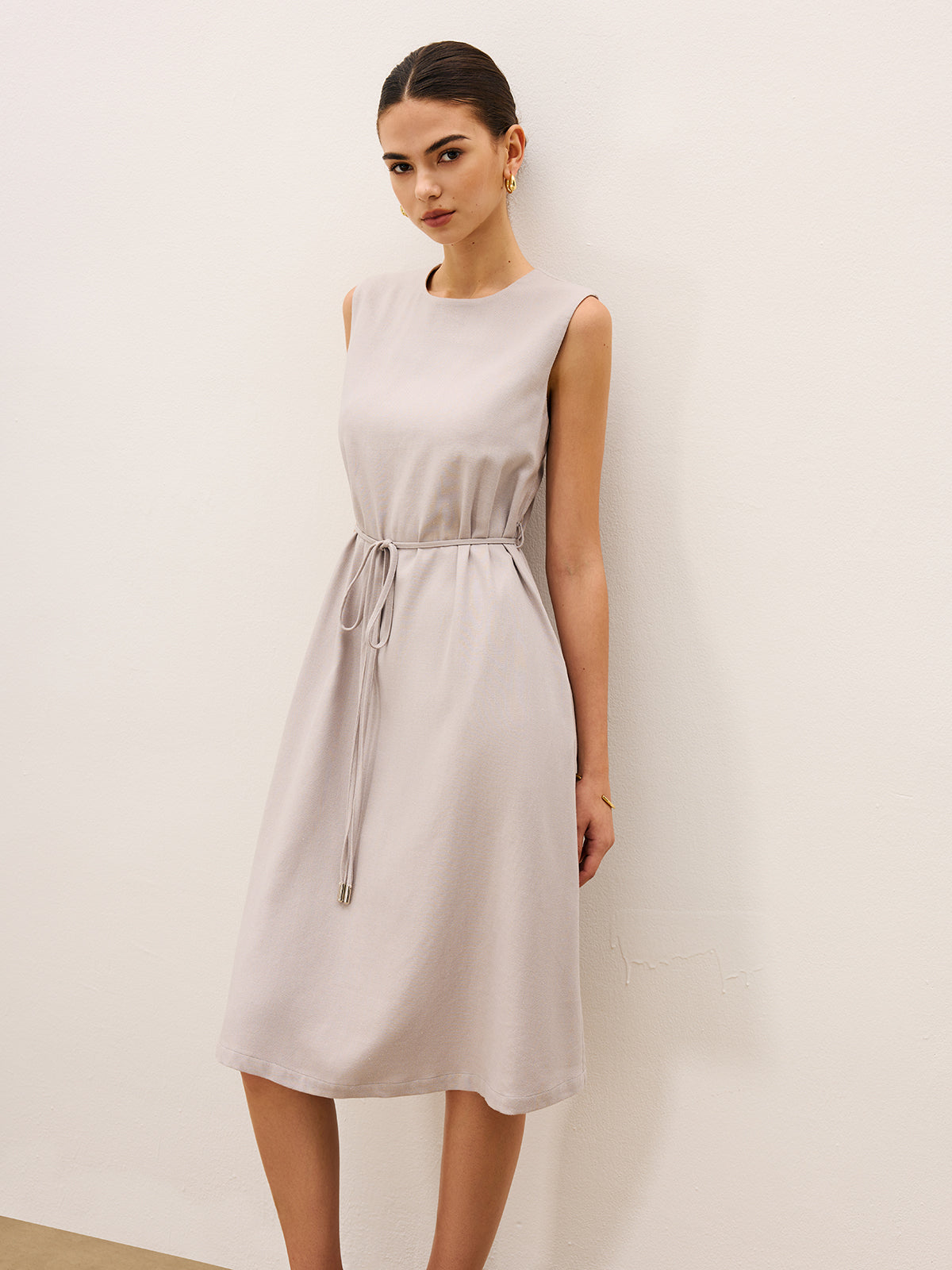 Ärmelloses Midikleid mit Bindedetail
