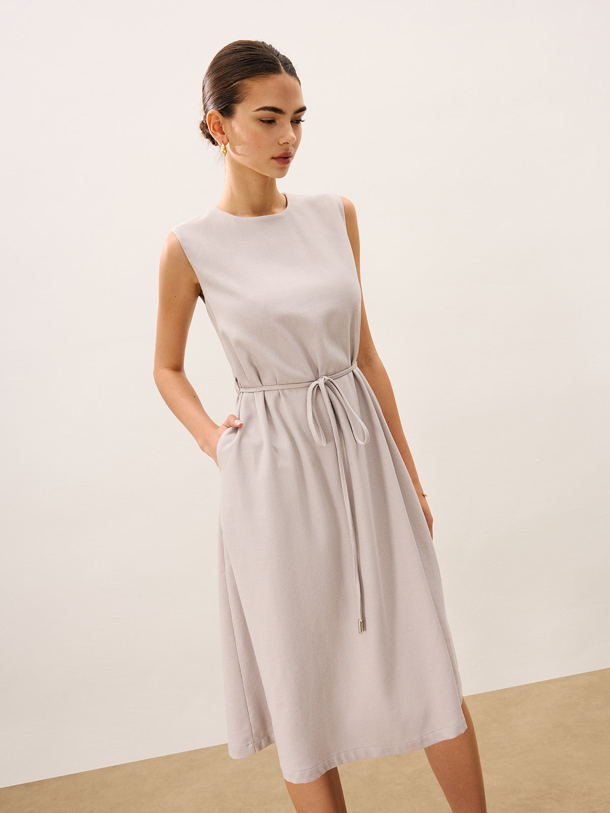 Ärmelloses Midikleid mit Bindedetail