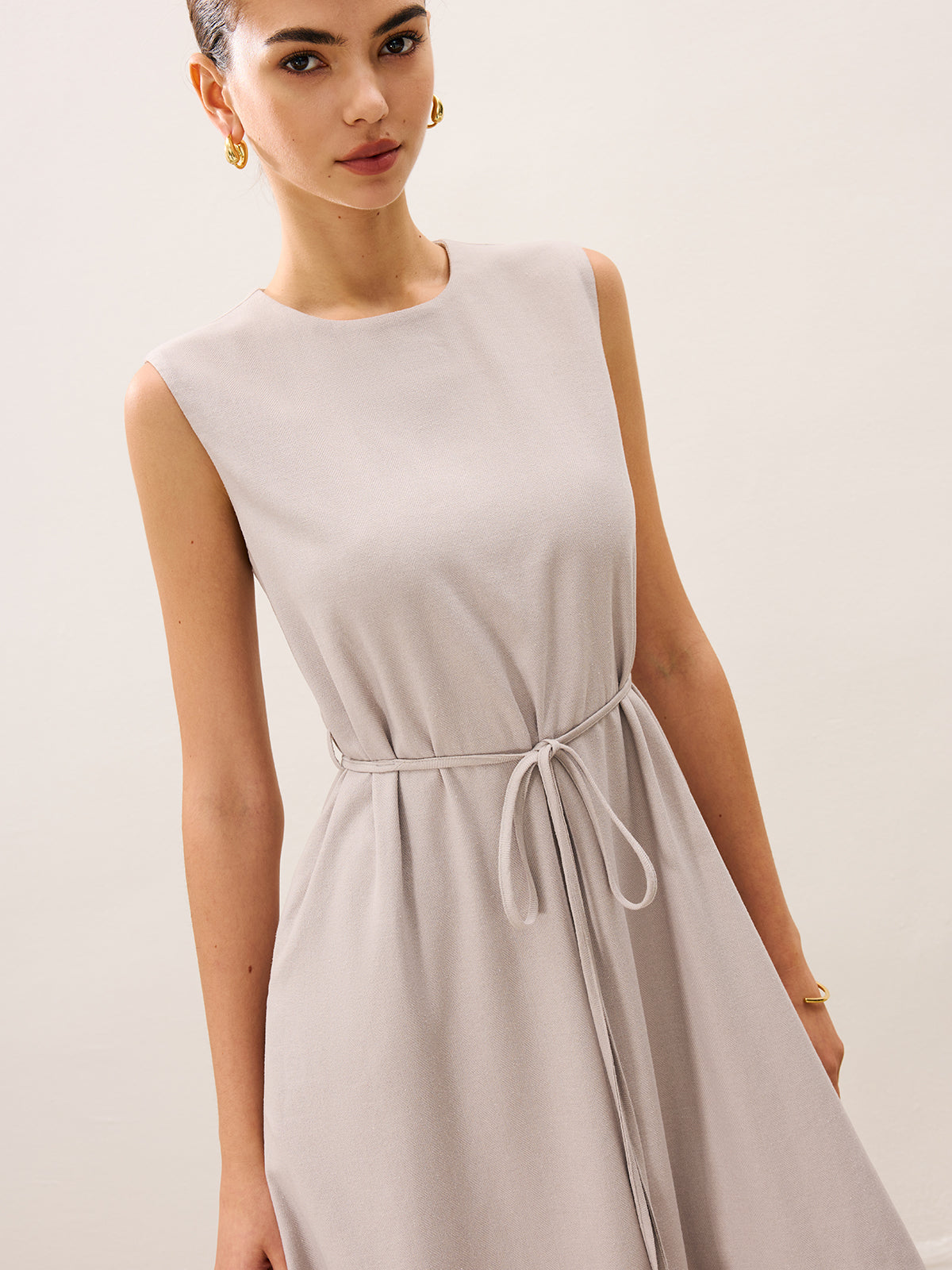 Ärmelloses Midikleid mit Bindedetail