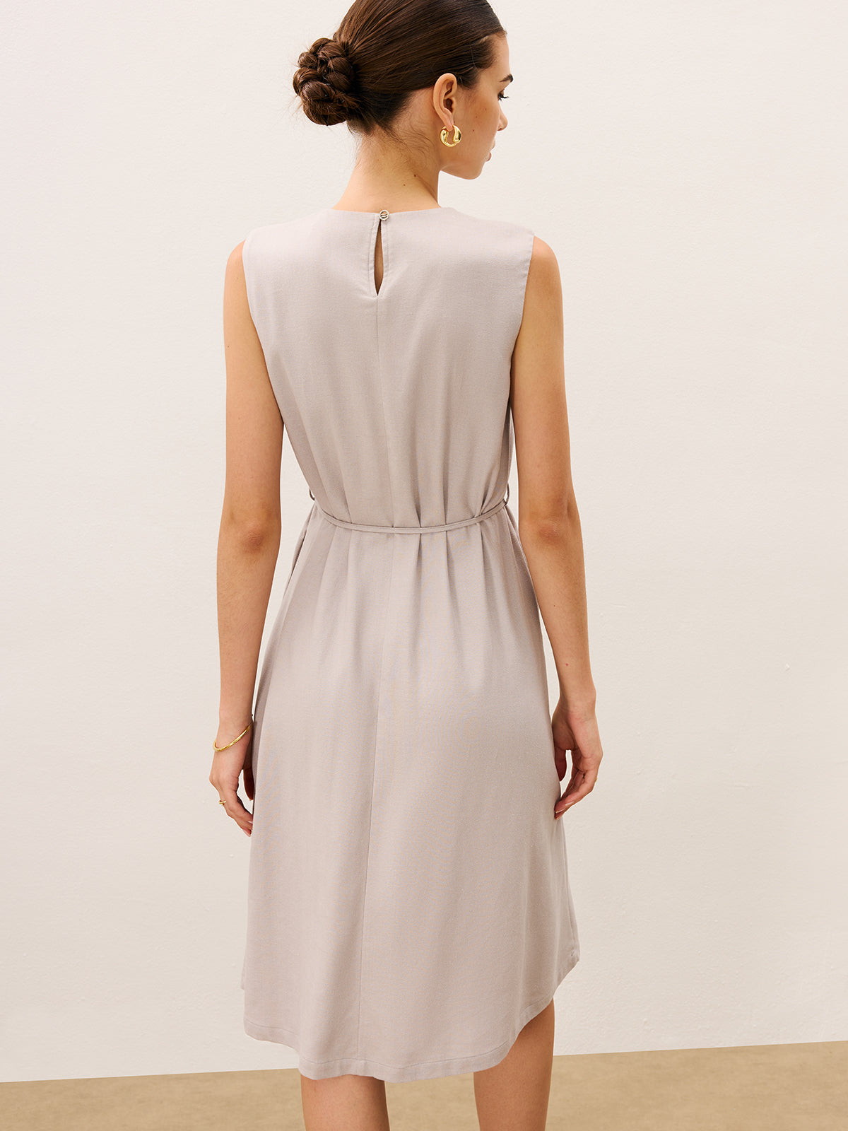 Ärmelloses Midikleid mit Bindedetail