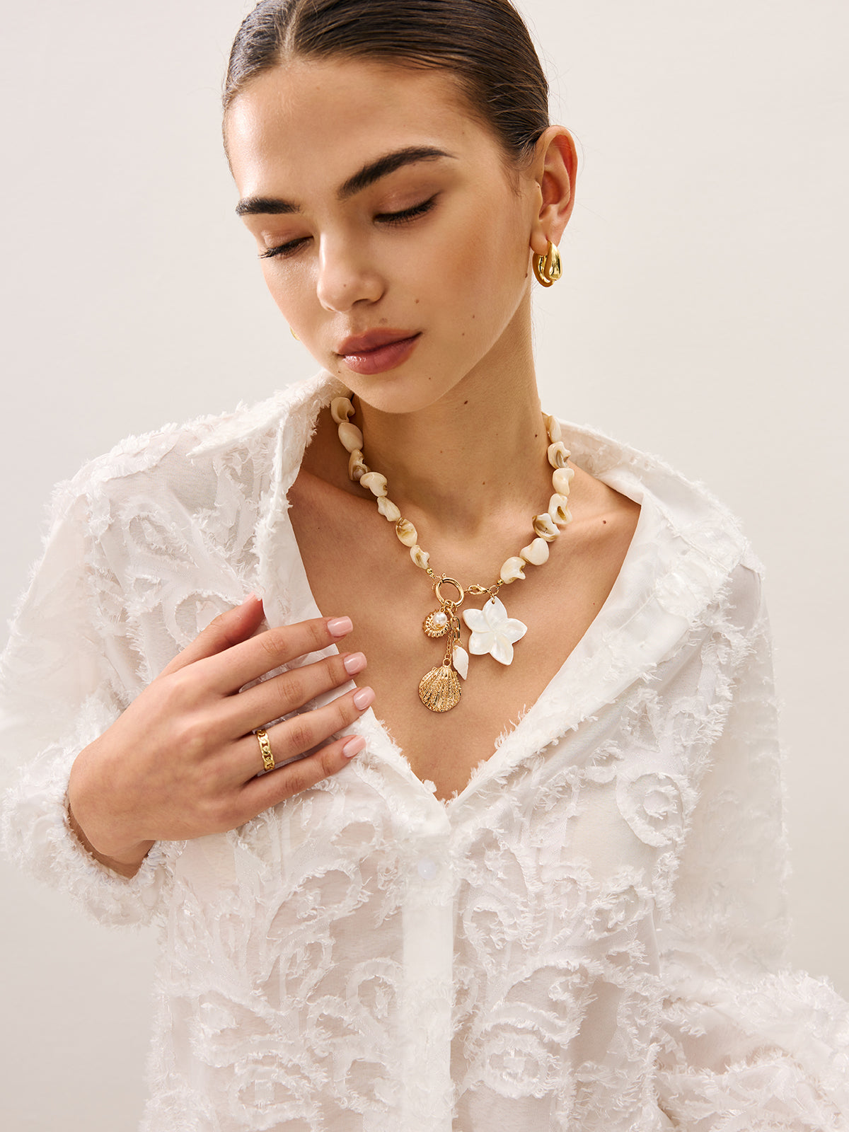 Collier à breloques en perles coquillages