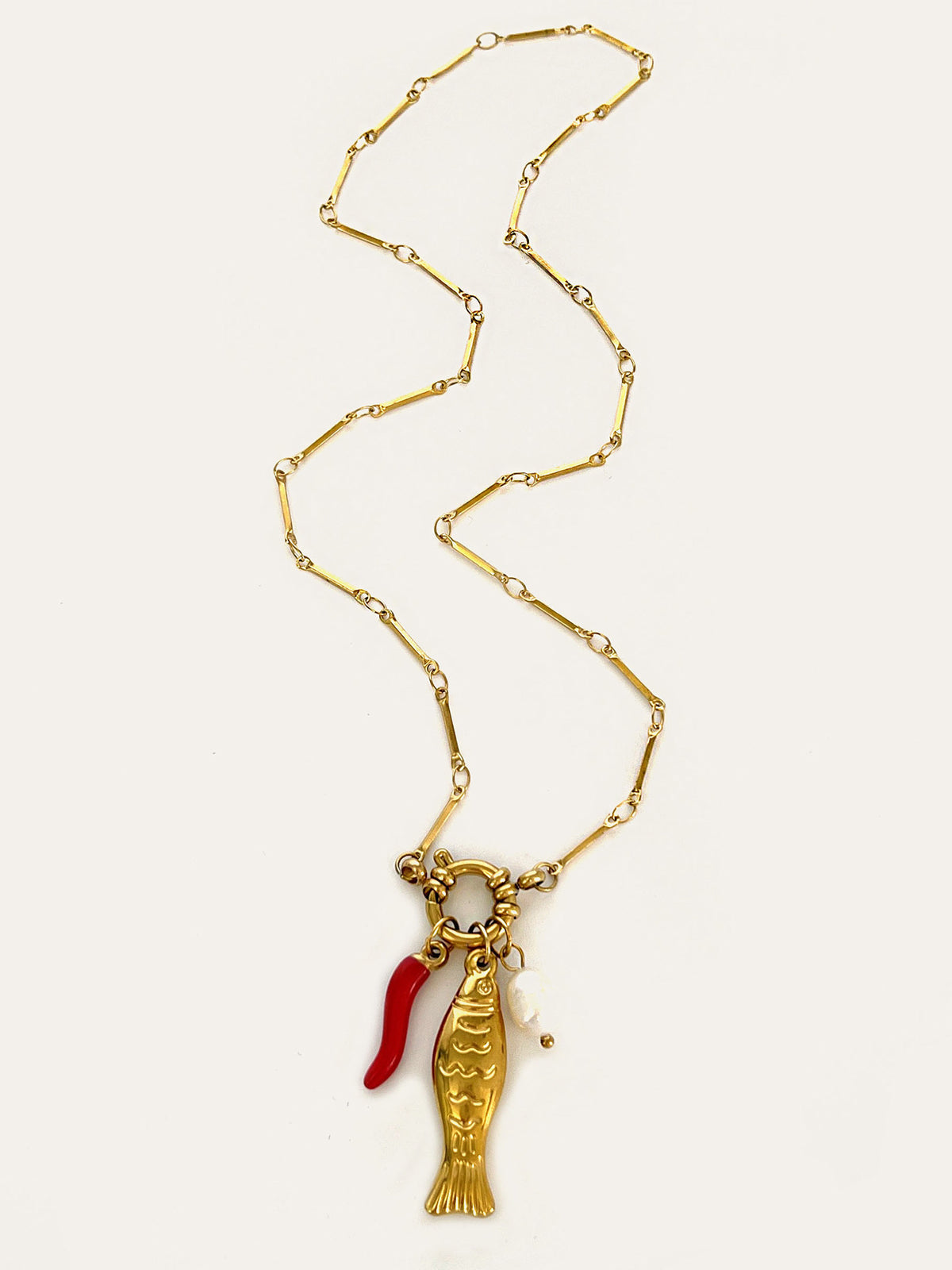 Collier à maillons avec pendentif poisson et piment