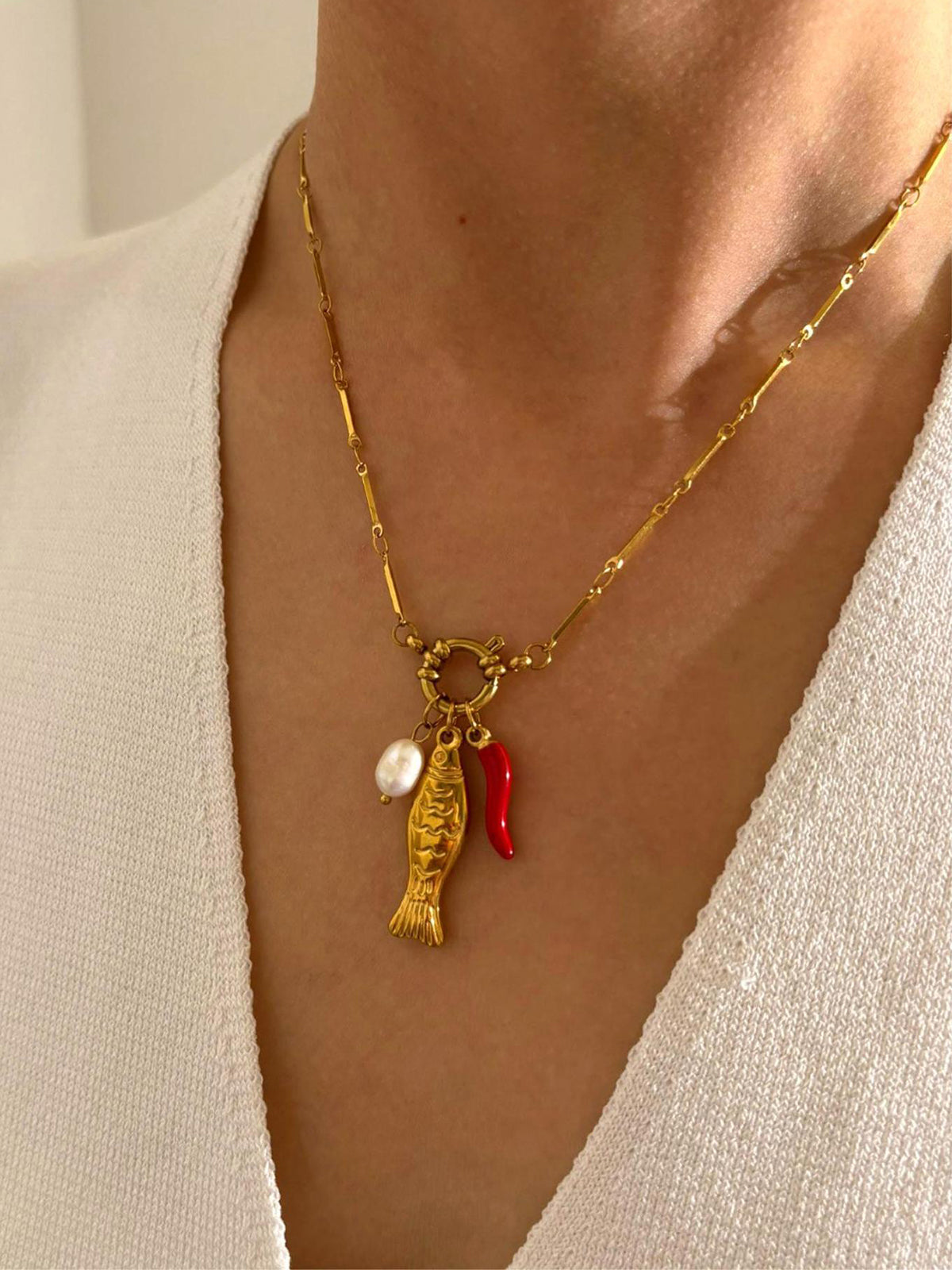 Collier à maillons avec pendentif poisson et piment