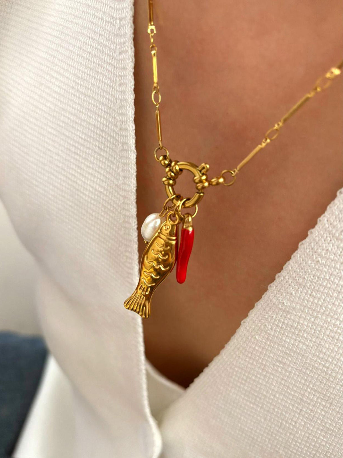 Collier à maillons avec pendentif poisson et piment