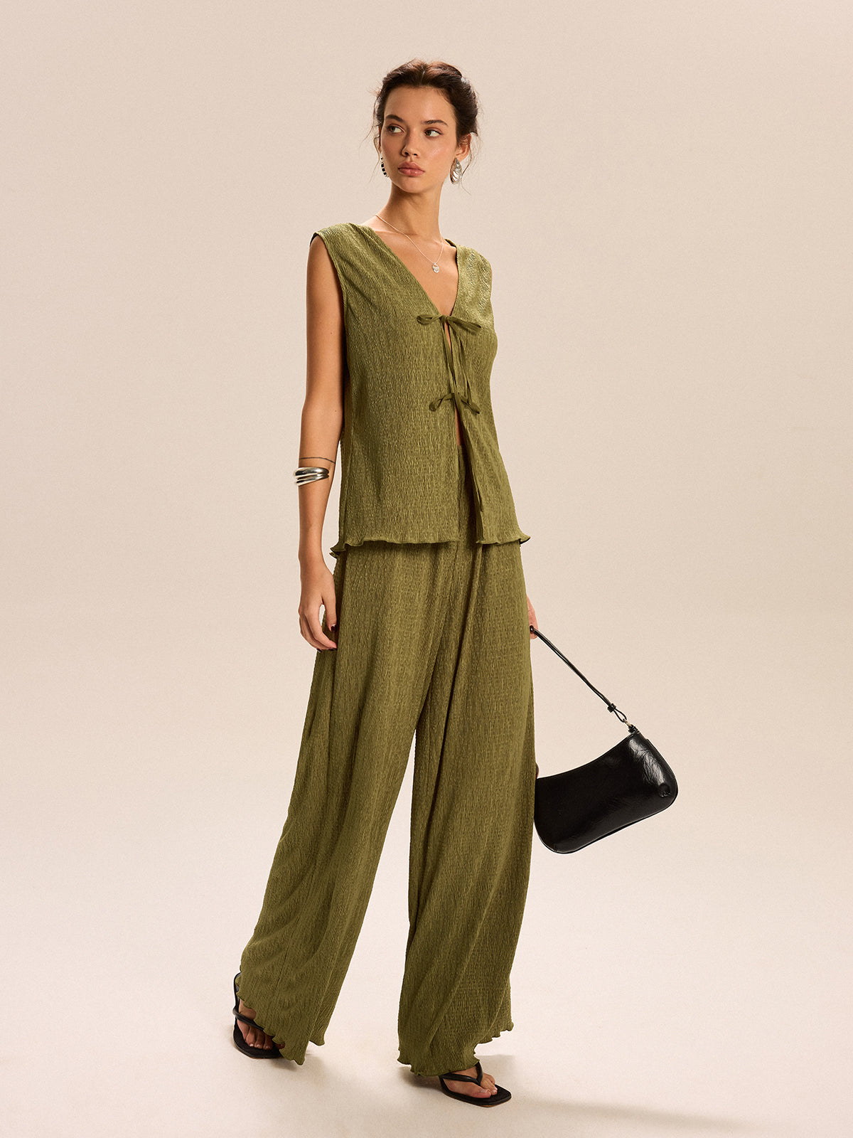 Ensemble haut sans manches à nouer sur le devant et pantalon large