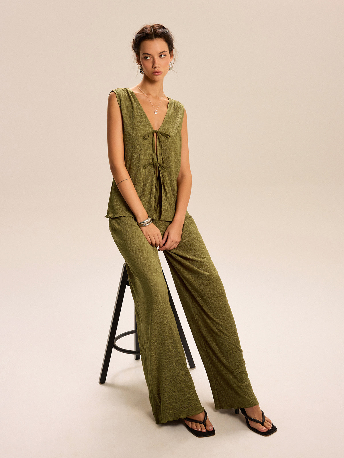 Ensemble haut sans manches à nouer sur le devant et pantalon large