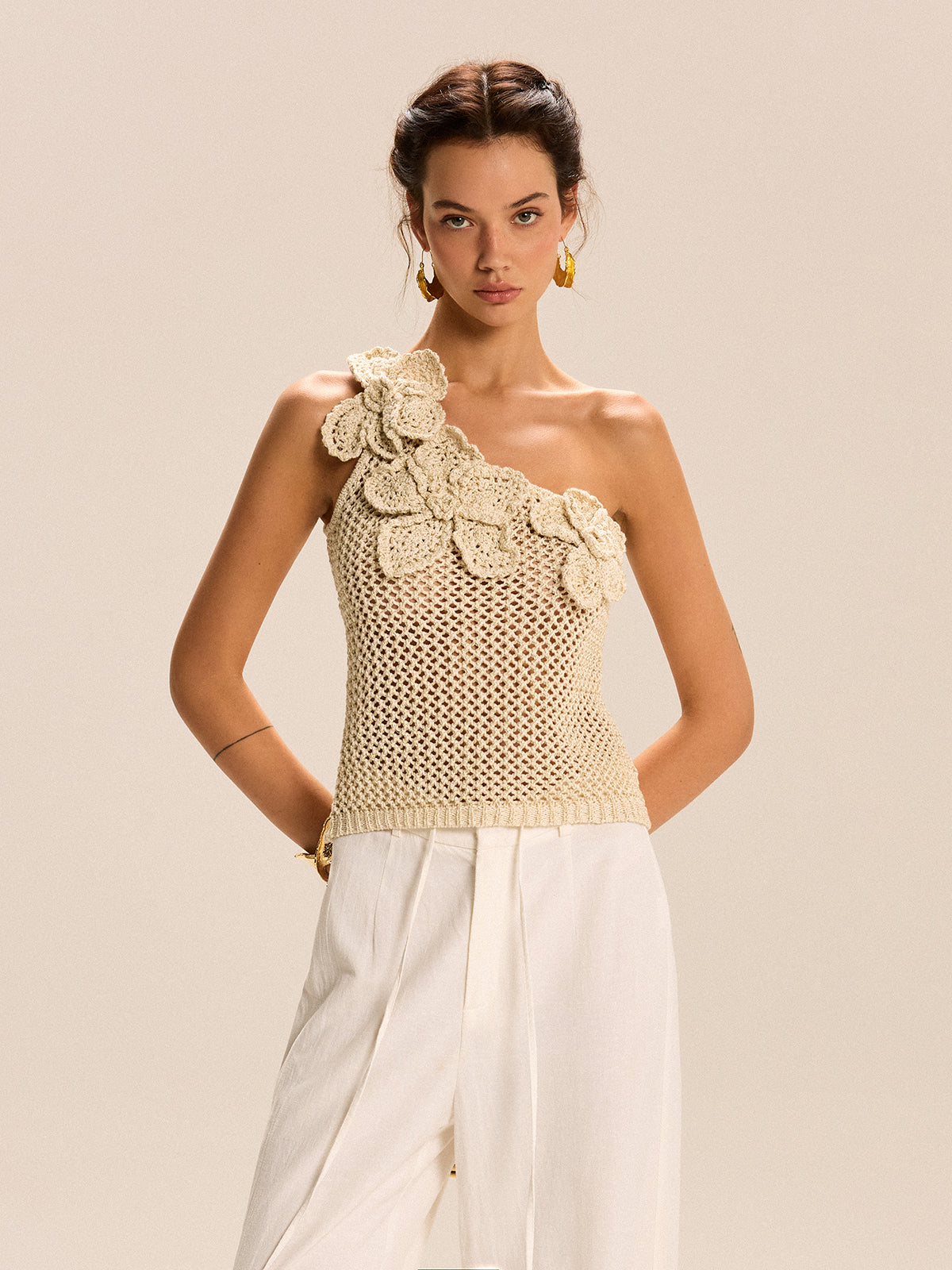 Haut en maille crochetée fleurie à une épaule