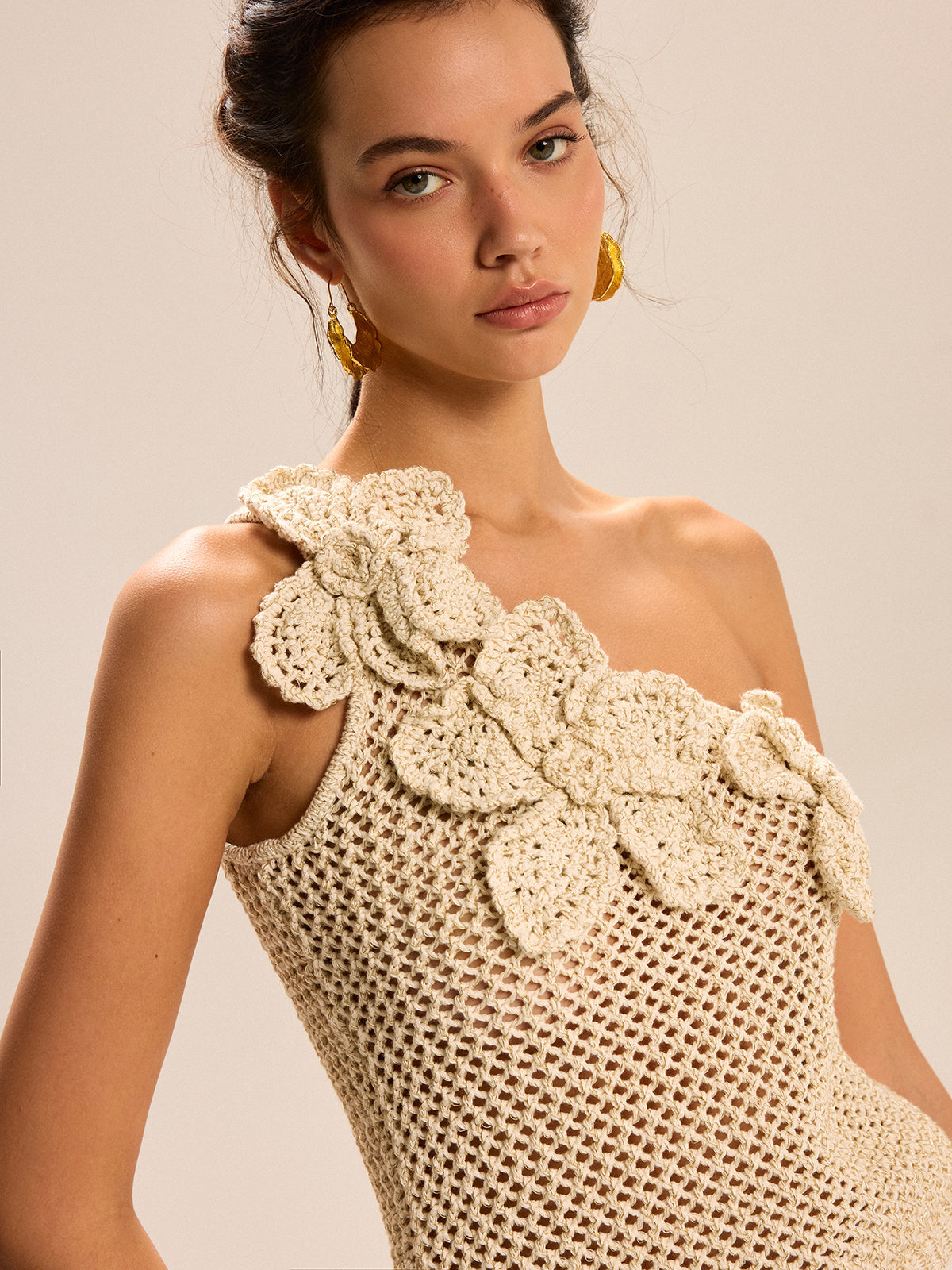 Haut en maille crochetée fleurie à une épaule