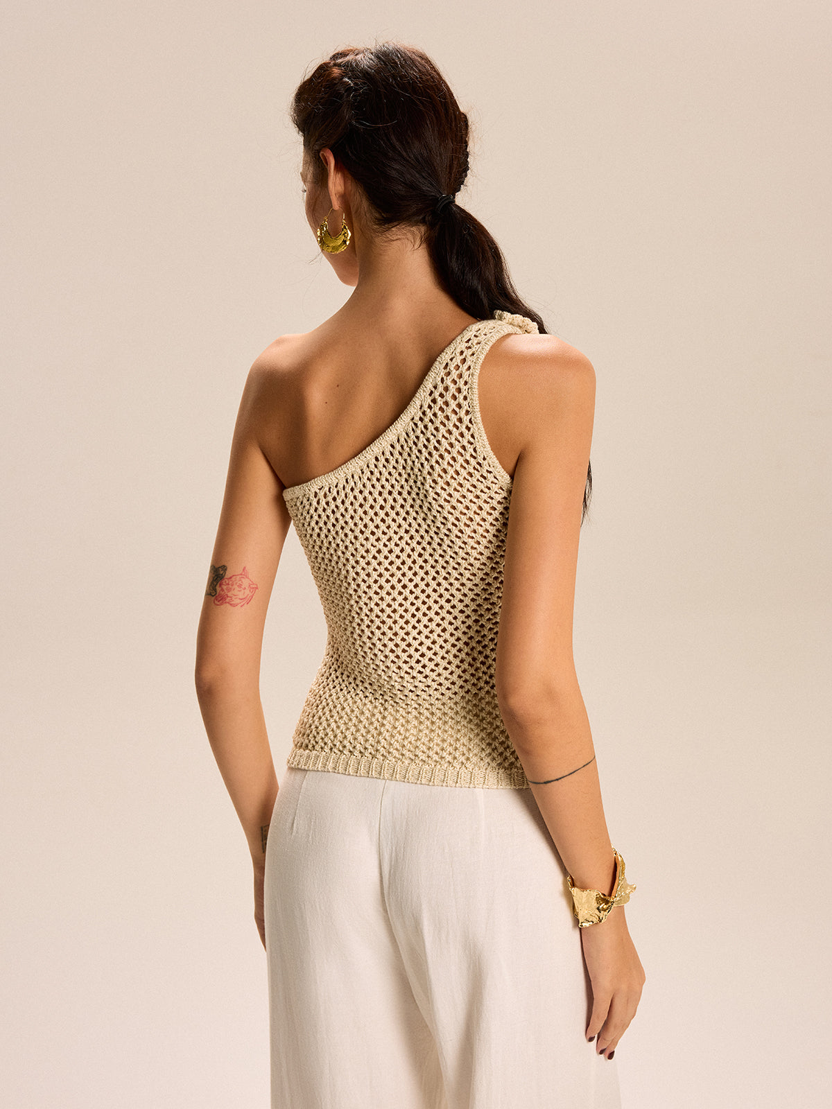 Haut en maille crochetée fleurie à une épaule