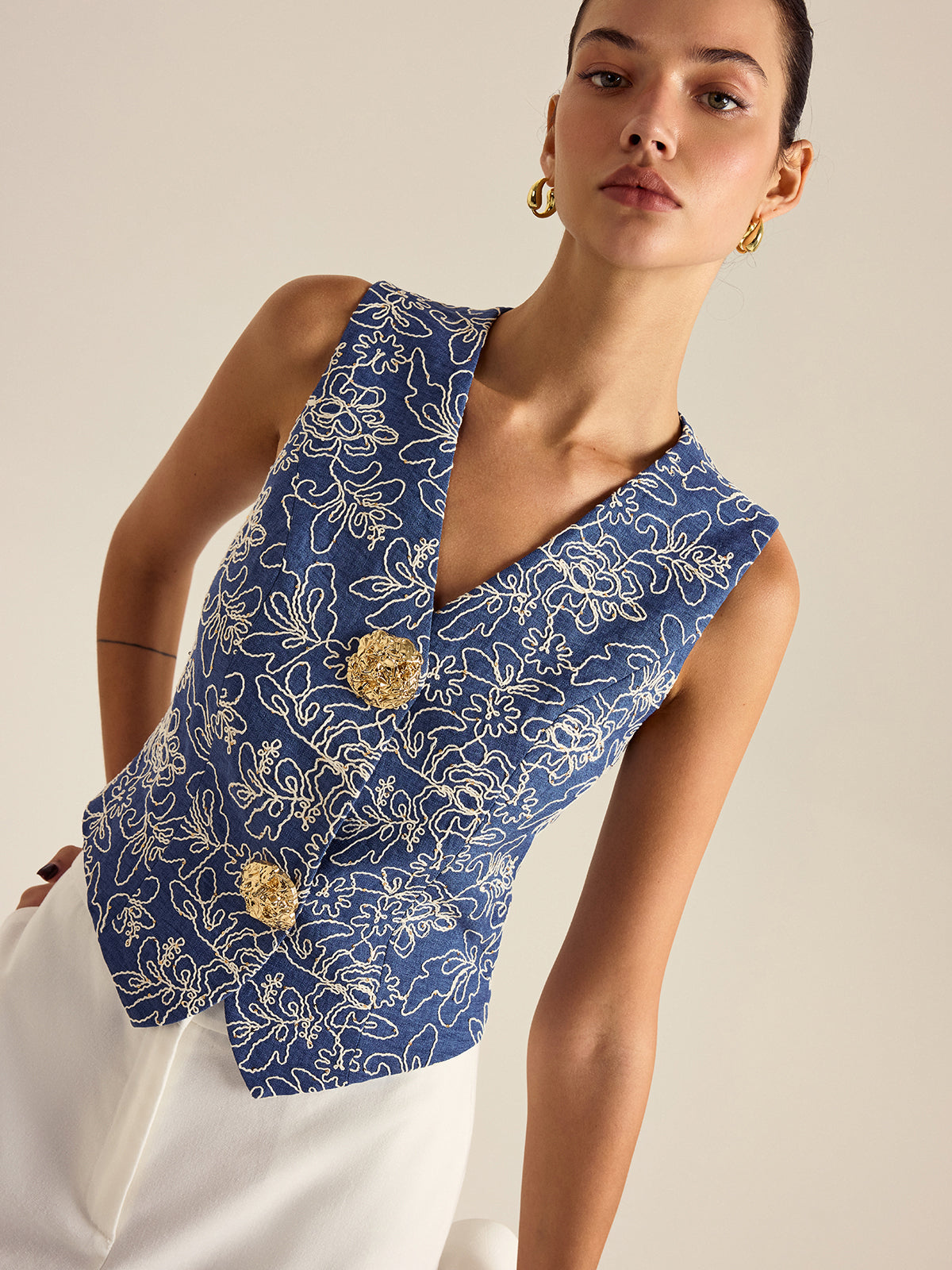 Bestickte Weste mit Blumenmuster