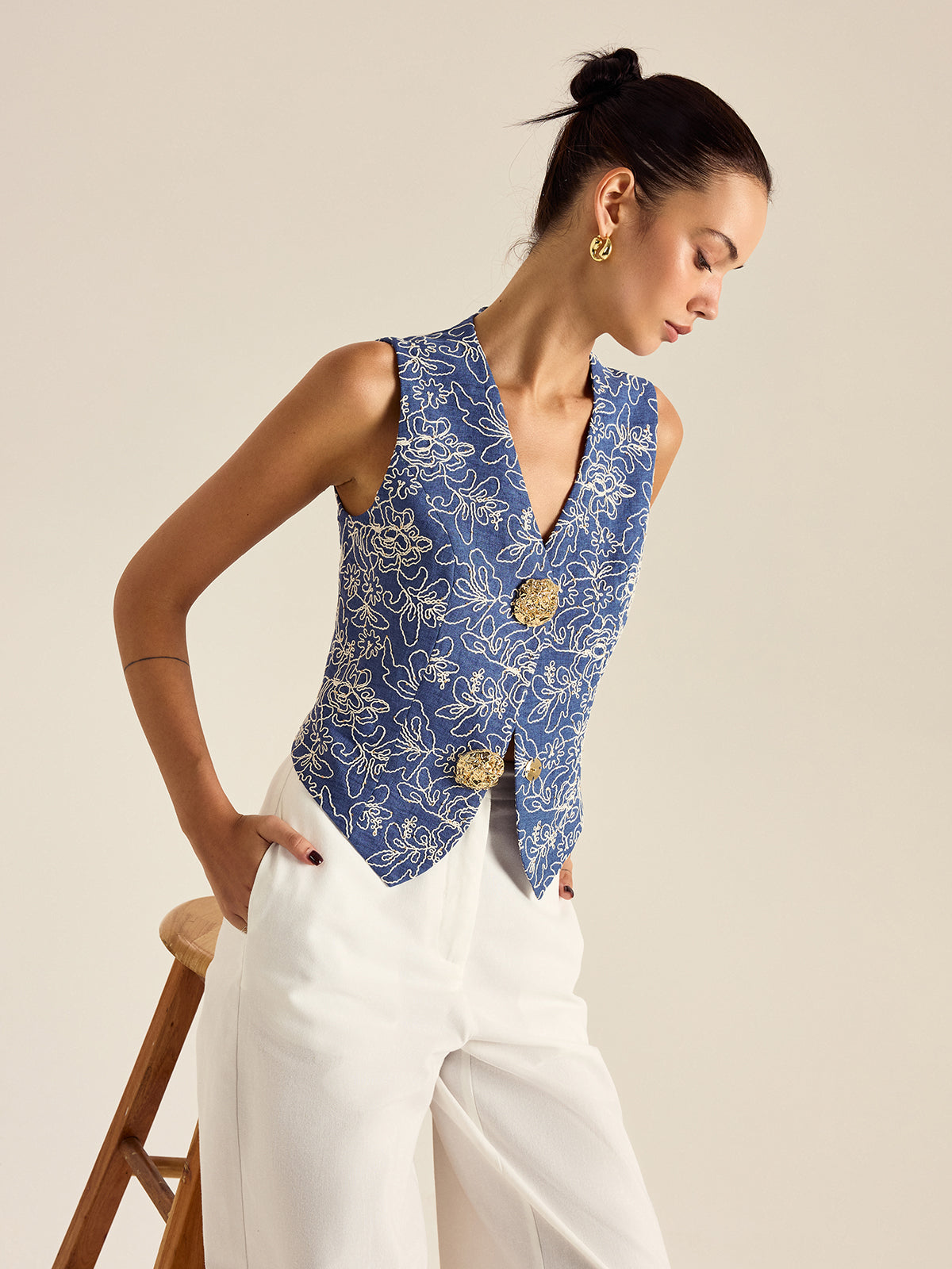 Bestickte Weste mit Blumenmuster