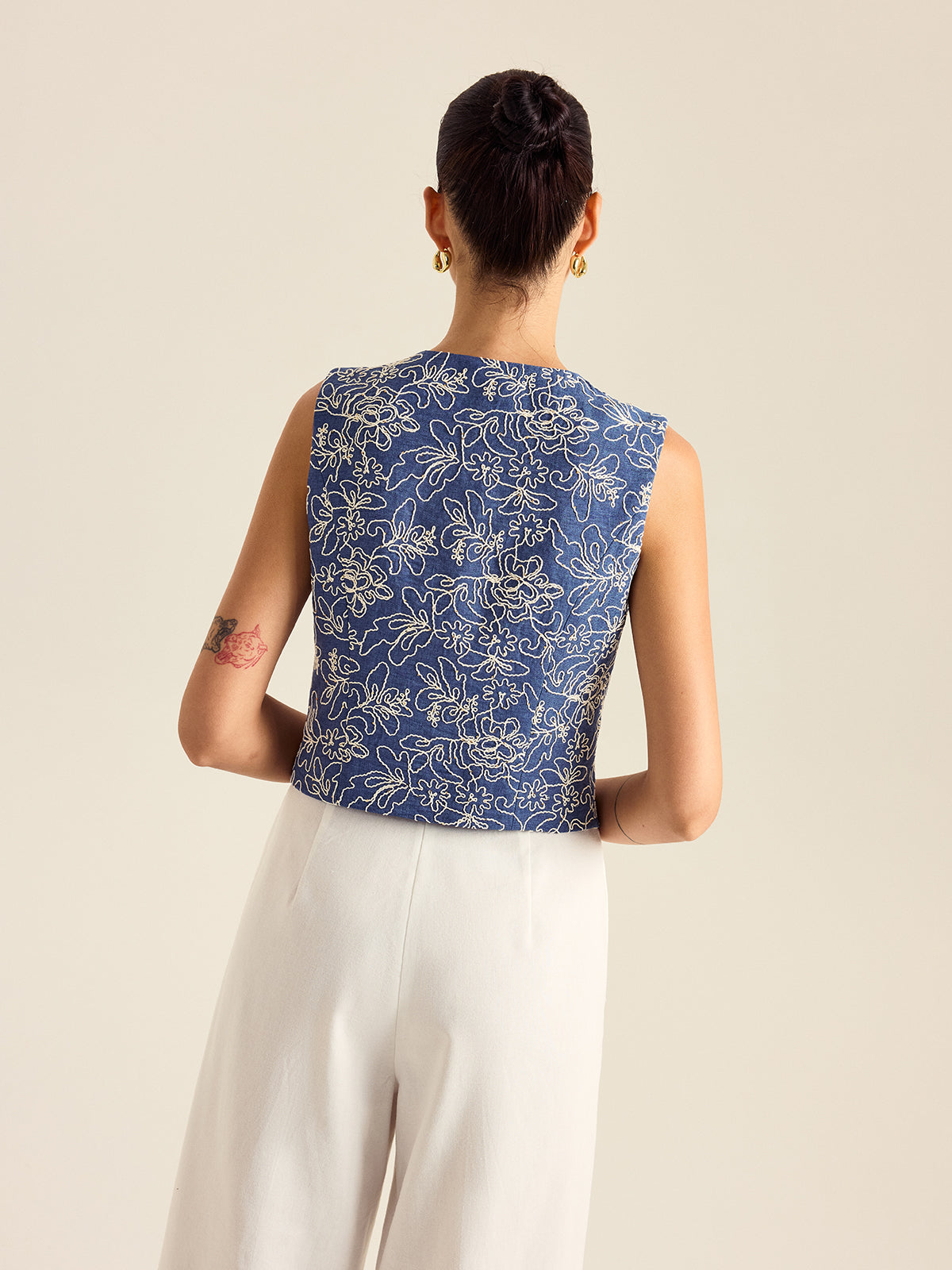 Bestickte Weste mit Blumenmuster
