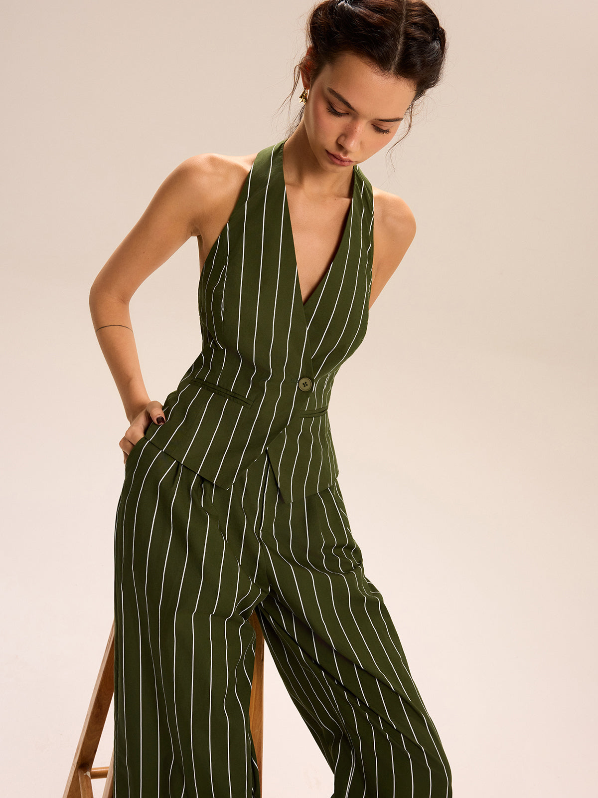 Gestreiftes Neckholder-Top und weite Hose Set