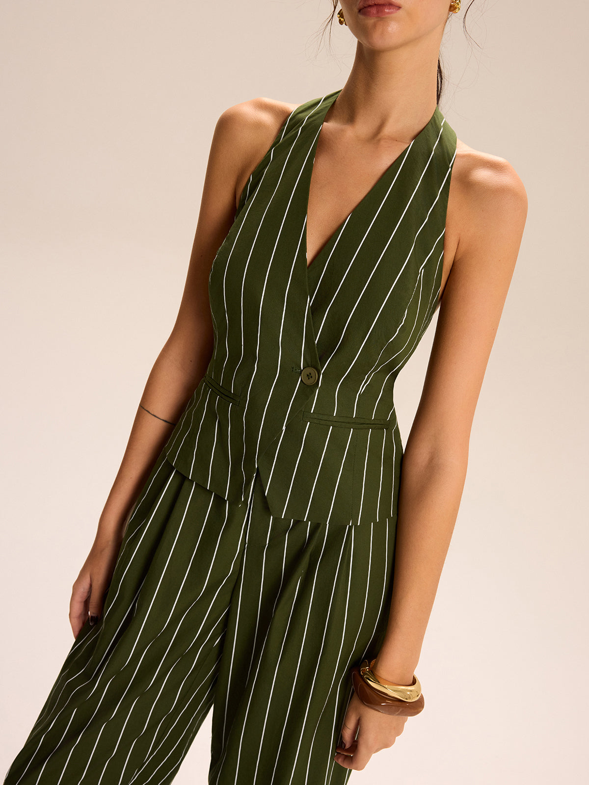 Gestreiftes Neckholder-Top und weite Hose Set