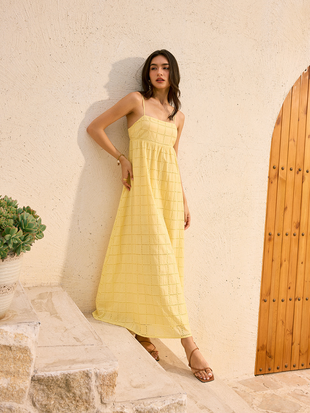 Robe longue sans dos à œillets
