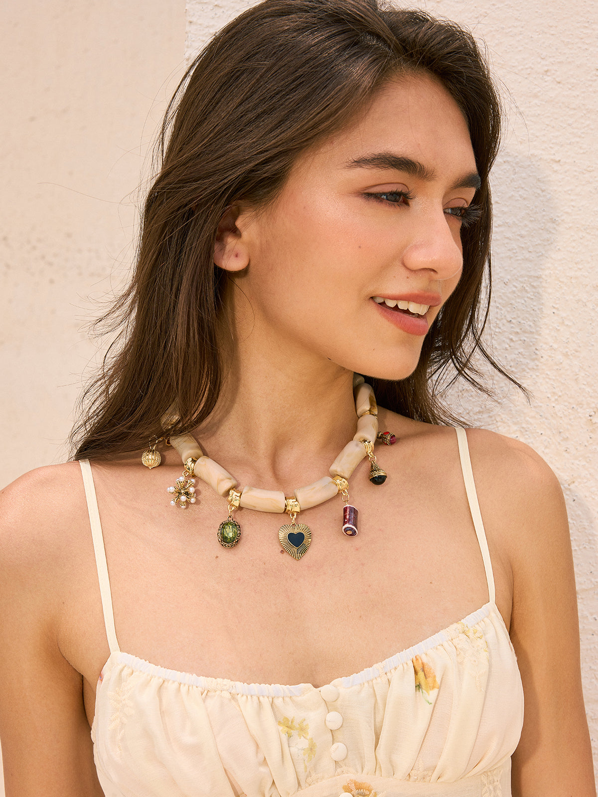 Collier perlé avec pendentif breloque