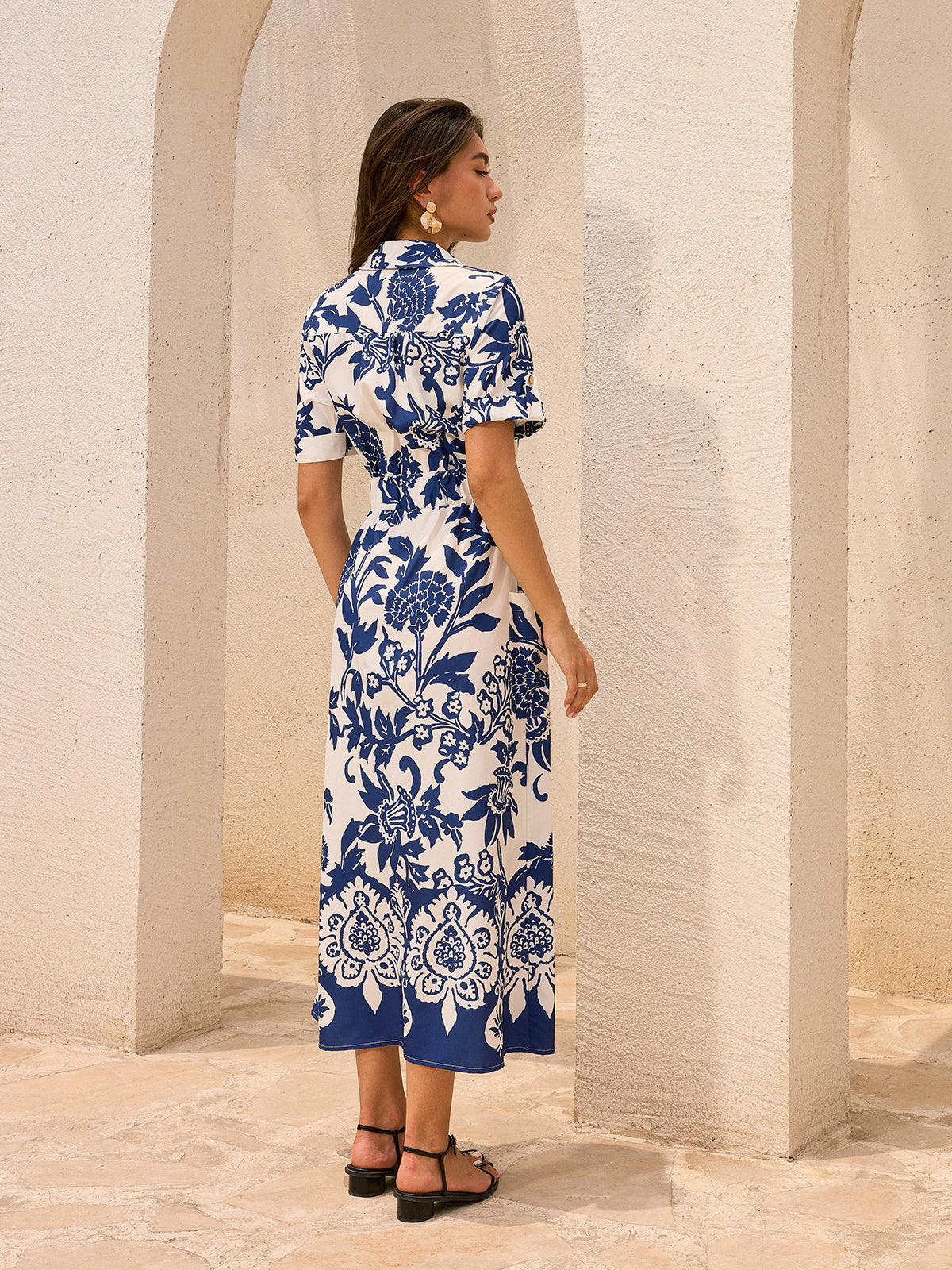 Geblümtes Midikleid mit Gürtel und Taschen