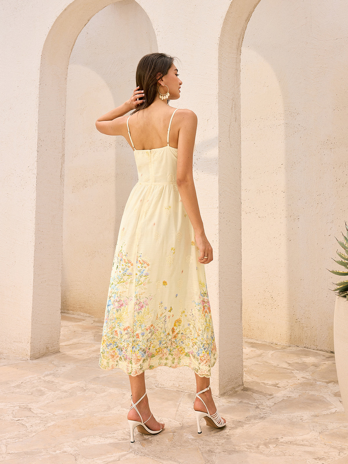 Geblümtes, besticktes Midikleid