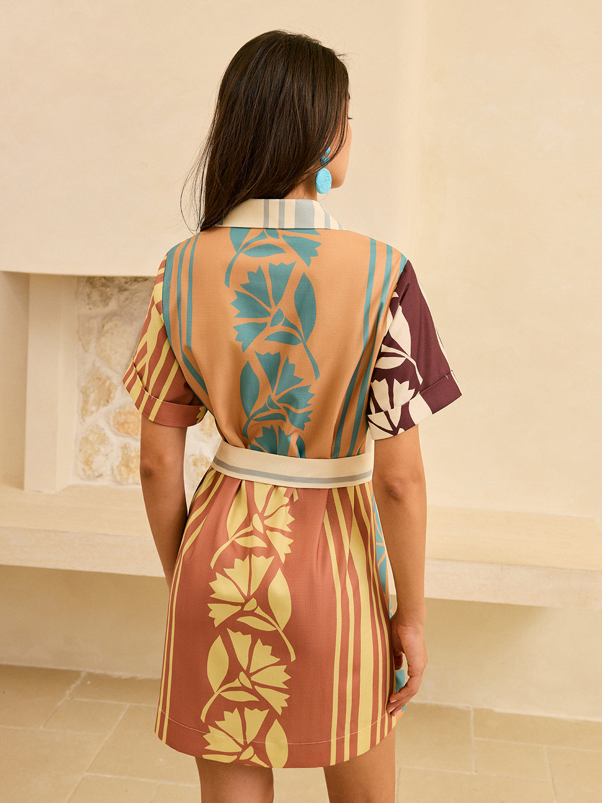 Abstrakt gemustertes, gestreiftes Kleid mit Bindegürtel