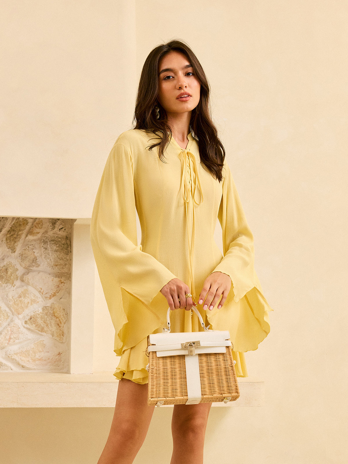 Robe évasée à manches et nouée sur le devant