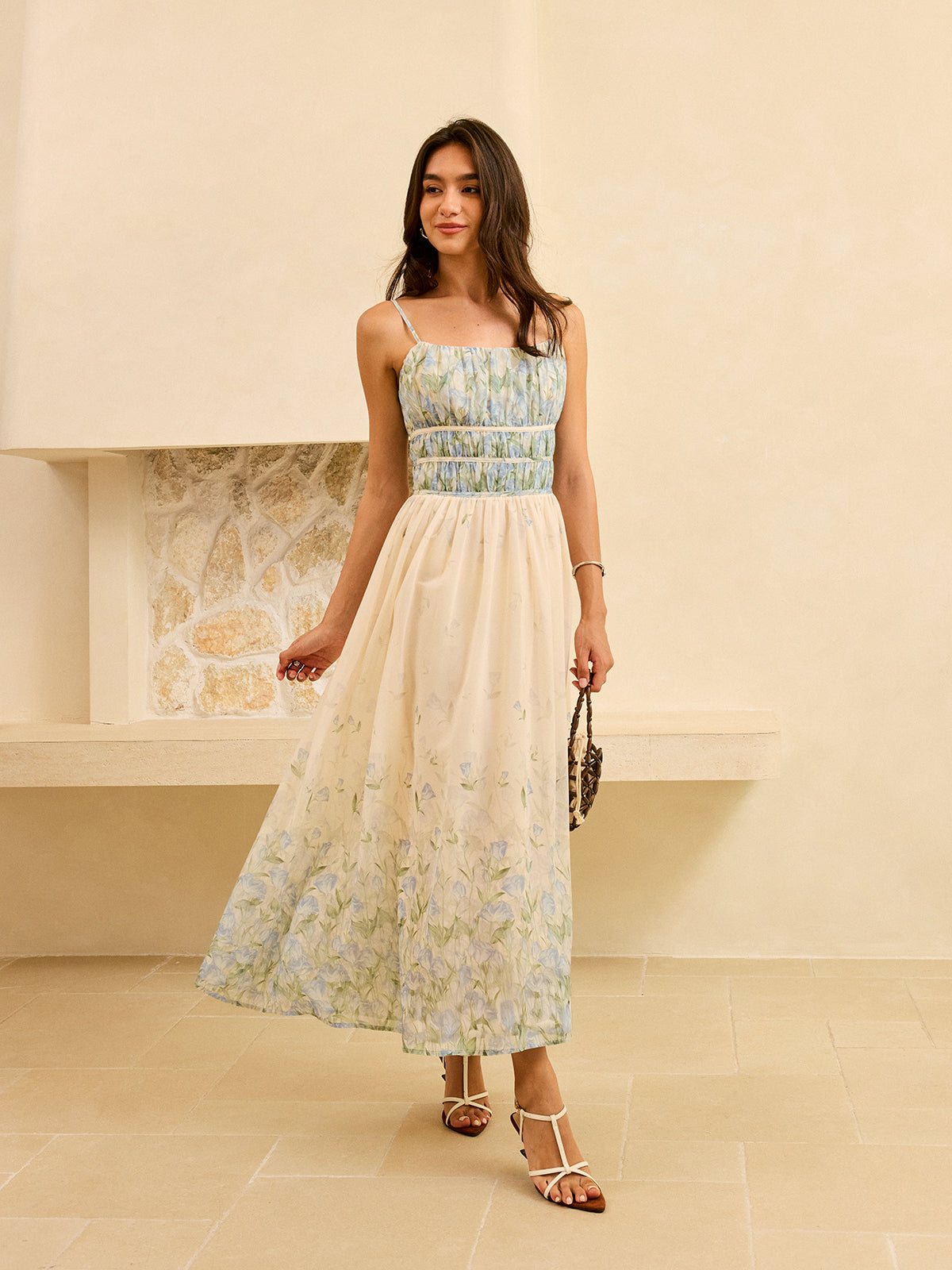 Halbtransparente Maxi-Kleid mit Blumenmuster, Falten in der Taille und Stufenrock