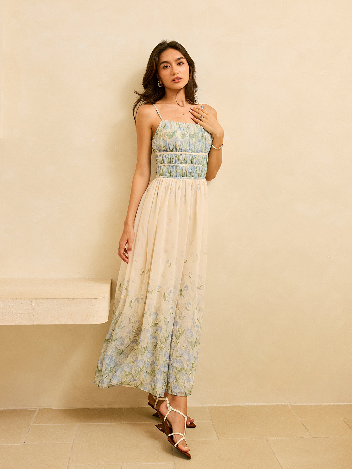 Halbtransparente Maxi-Kleid mit Blumenmuster, Falten in der Taille und Stufenrock