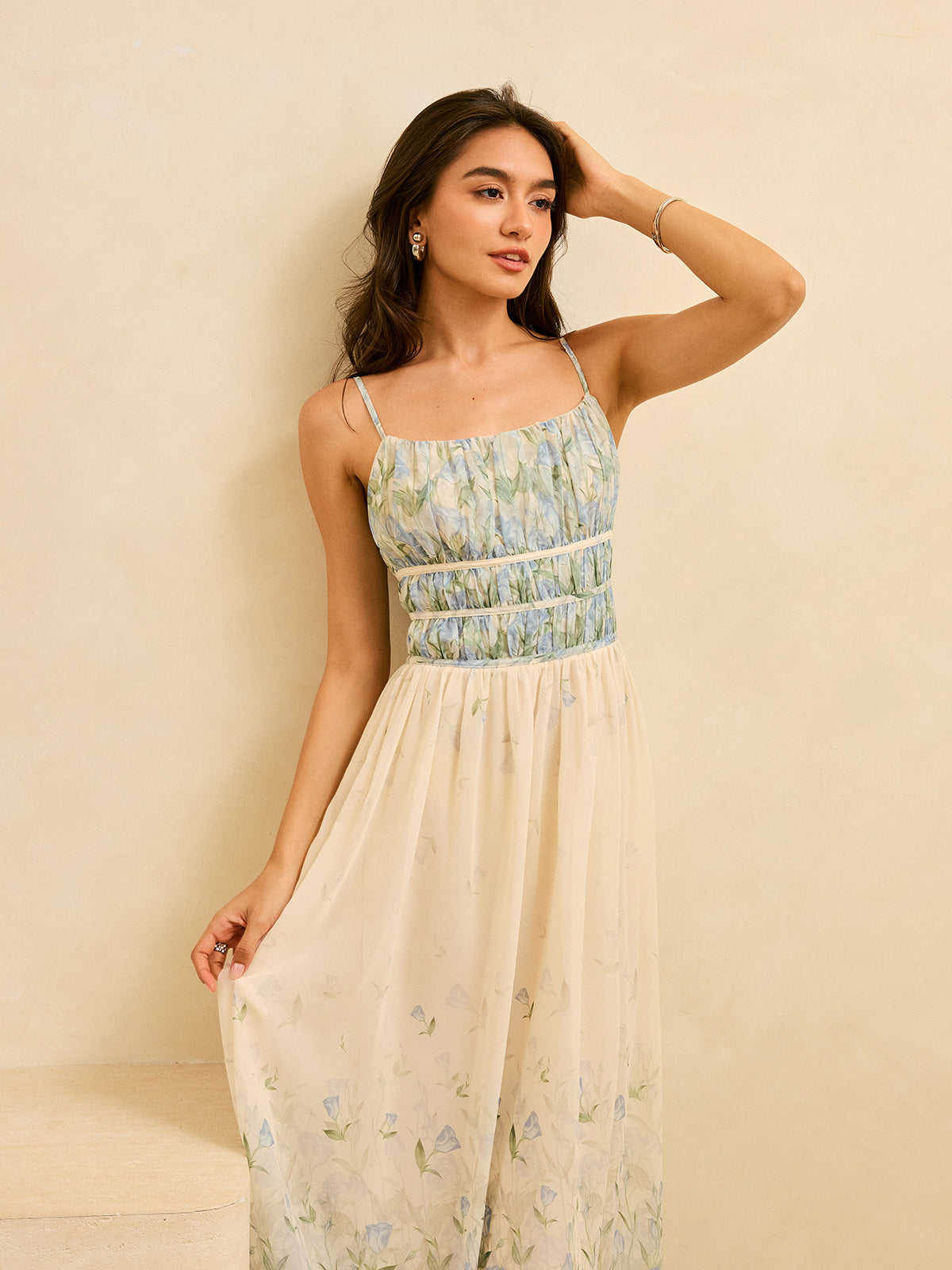 Halbtransparente Maxi-Kleid mit Blumenmuster, Falten in der Taille und Stufenrock