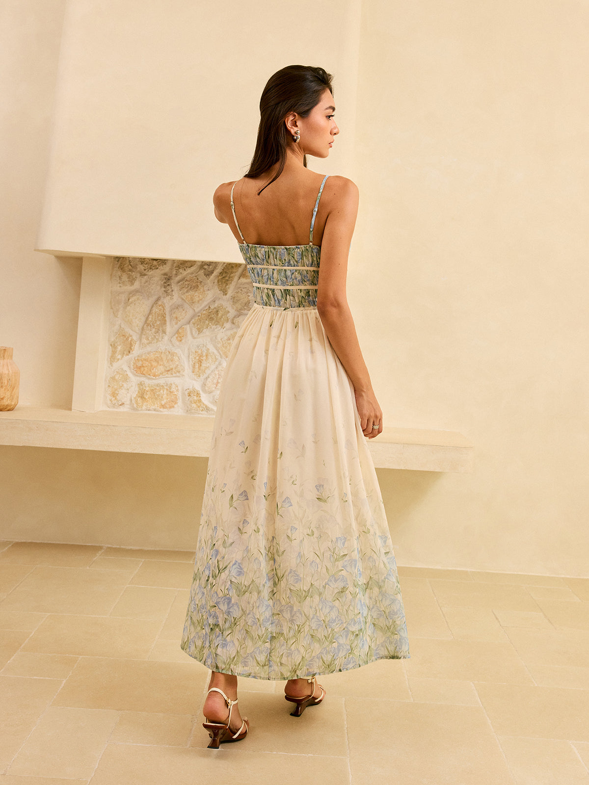 Halbtransparente Maxi-Kleid mit Blumenmuster, Falten in der Taille und Stufenrock