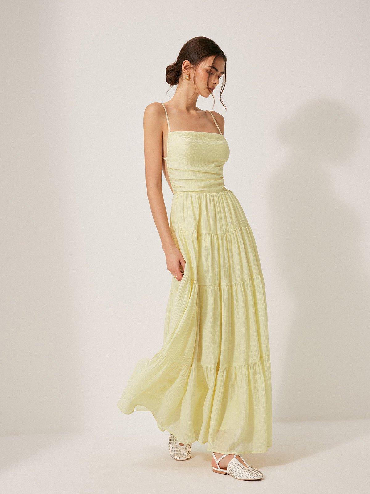Robe caraco à volants plissée et dos nu