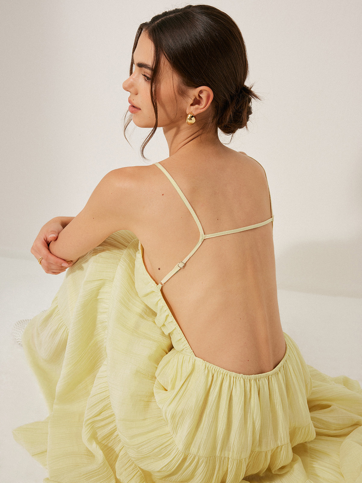 Robe camisole plissée dos nu à volants