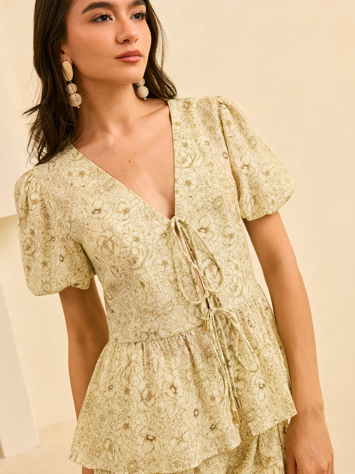 Halbtransparente Bluse mit Blumenmuster, Schößchen und Bindedetail vorne