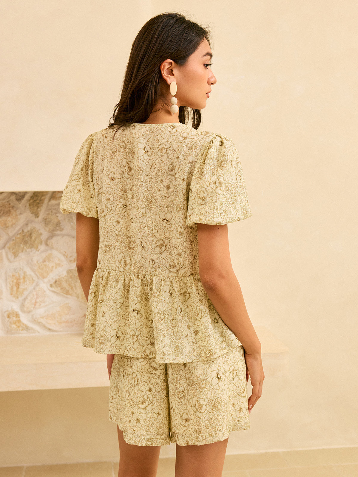 Halbtransparente Bluse mit Blumenmuster, Schößchen und Bindedetail vorne