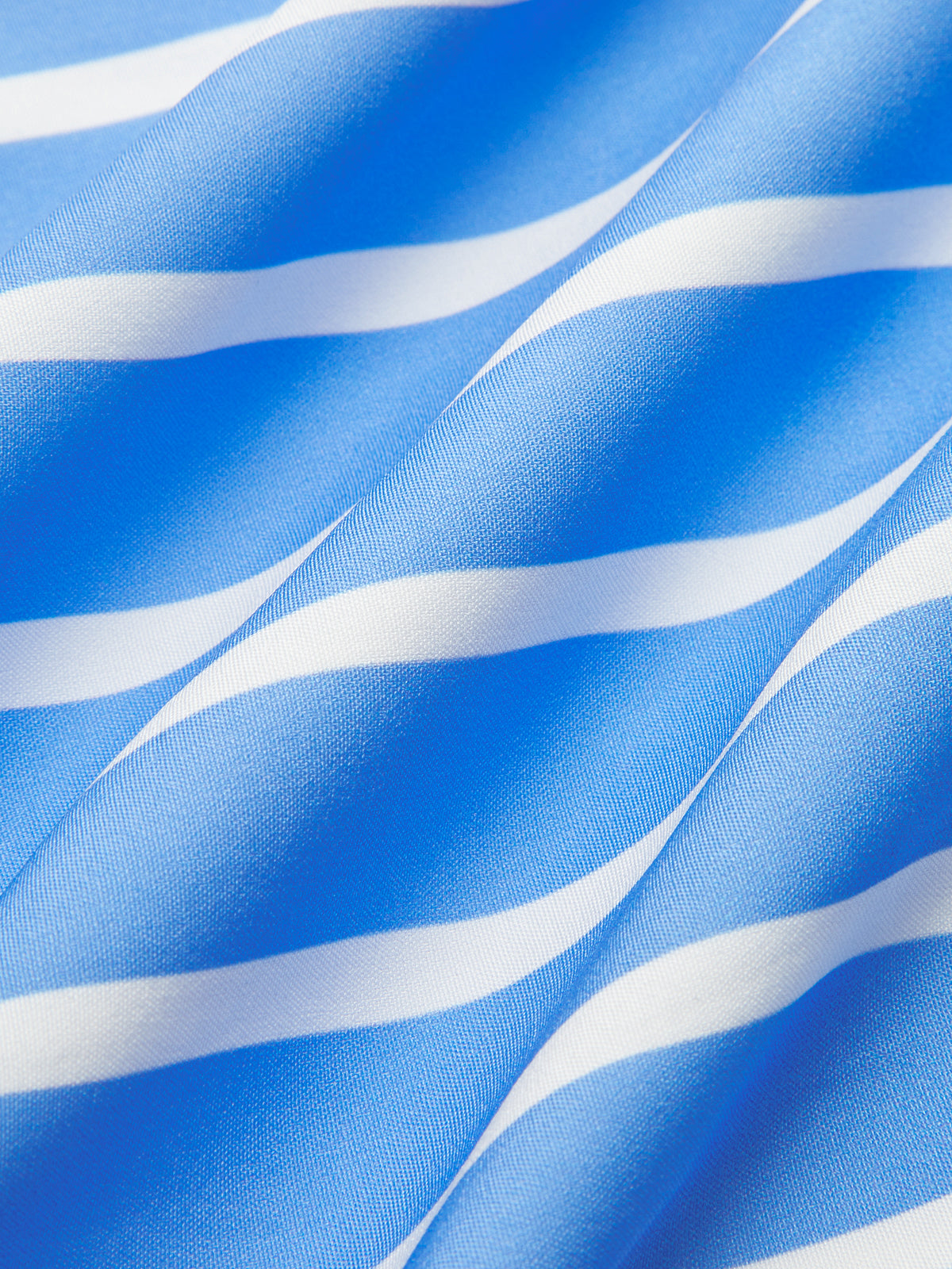 Robe rayée ceinturée à manches bouffantes