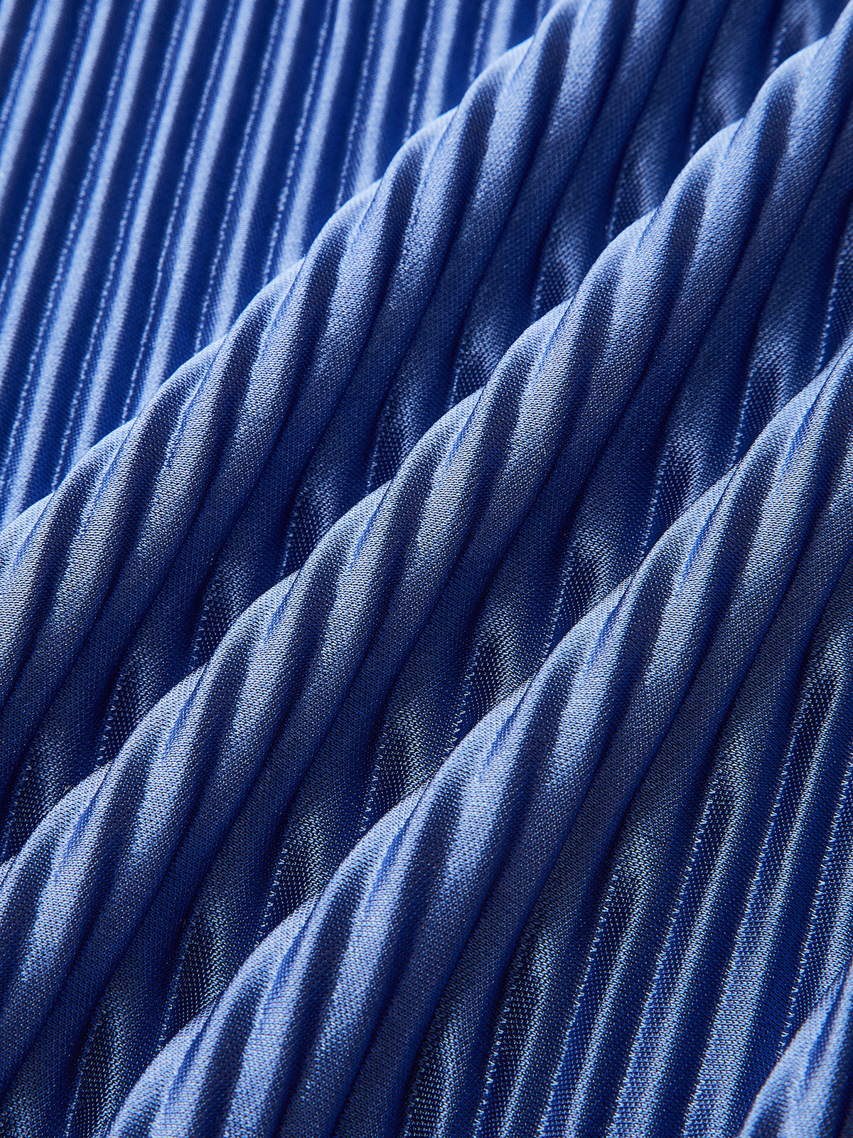 Plissiertes Midi-Kleid mit gedrehter Vorderseite