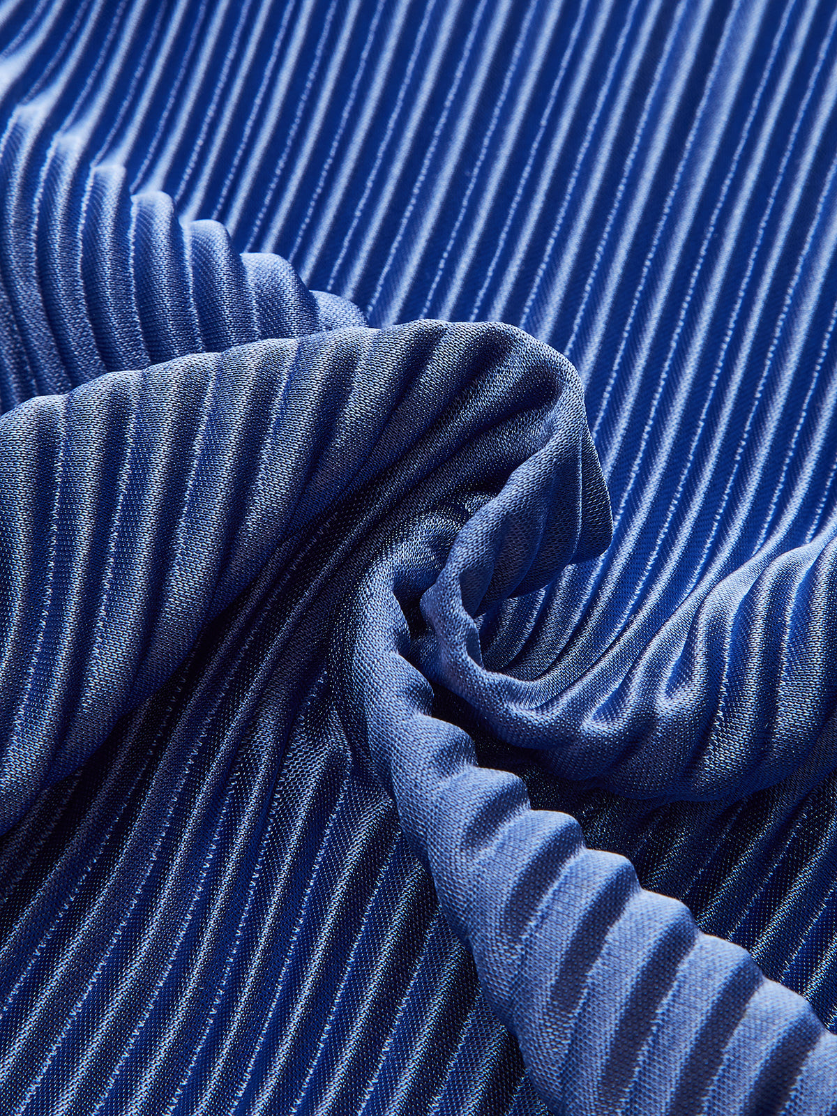 Plissiertes Midi-Kleid mit gedrehter Vorderseite