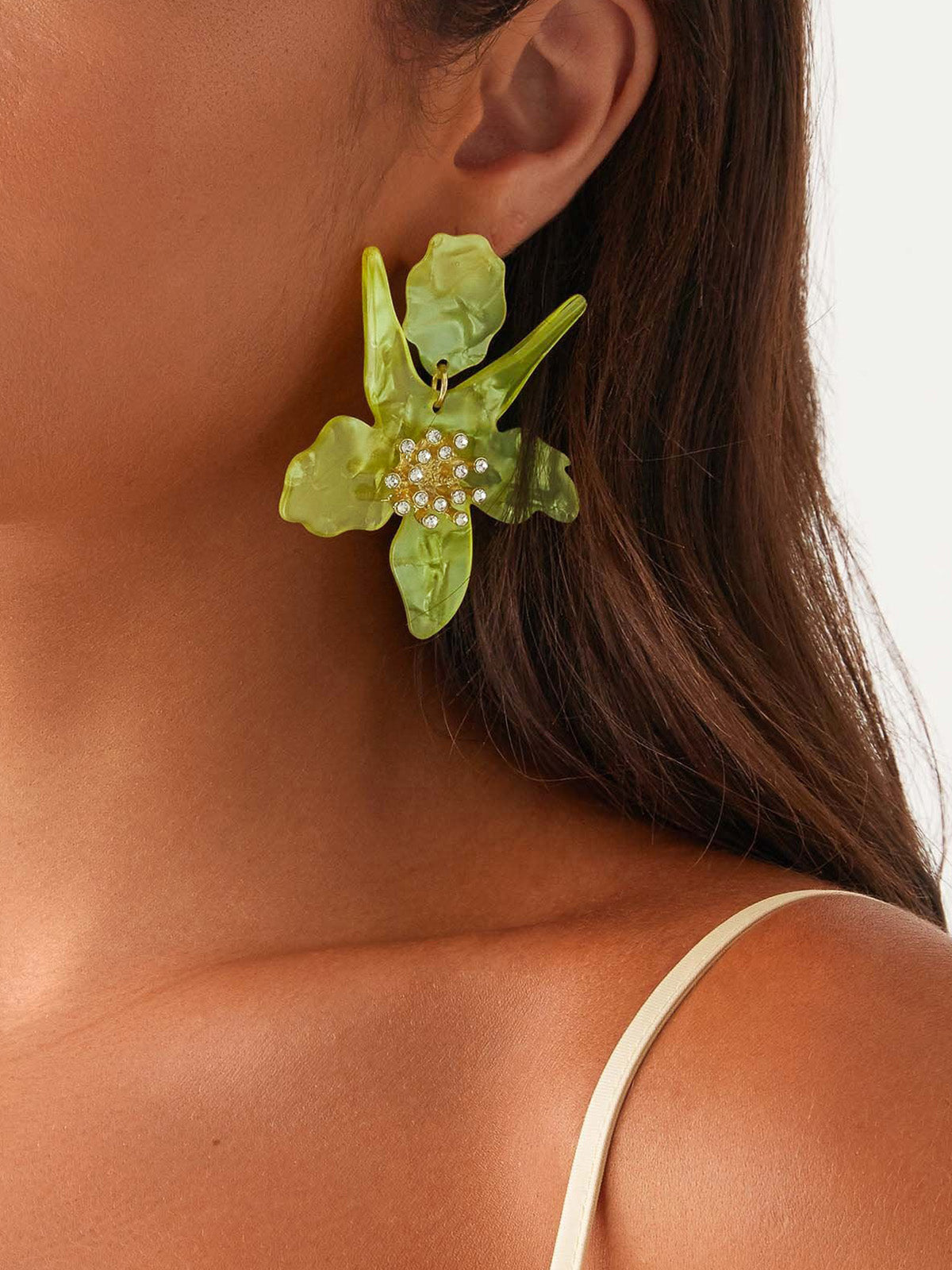 Blumenförmige Ohrringe mit Strassdetails