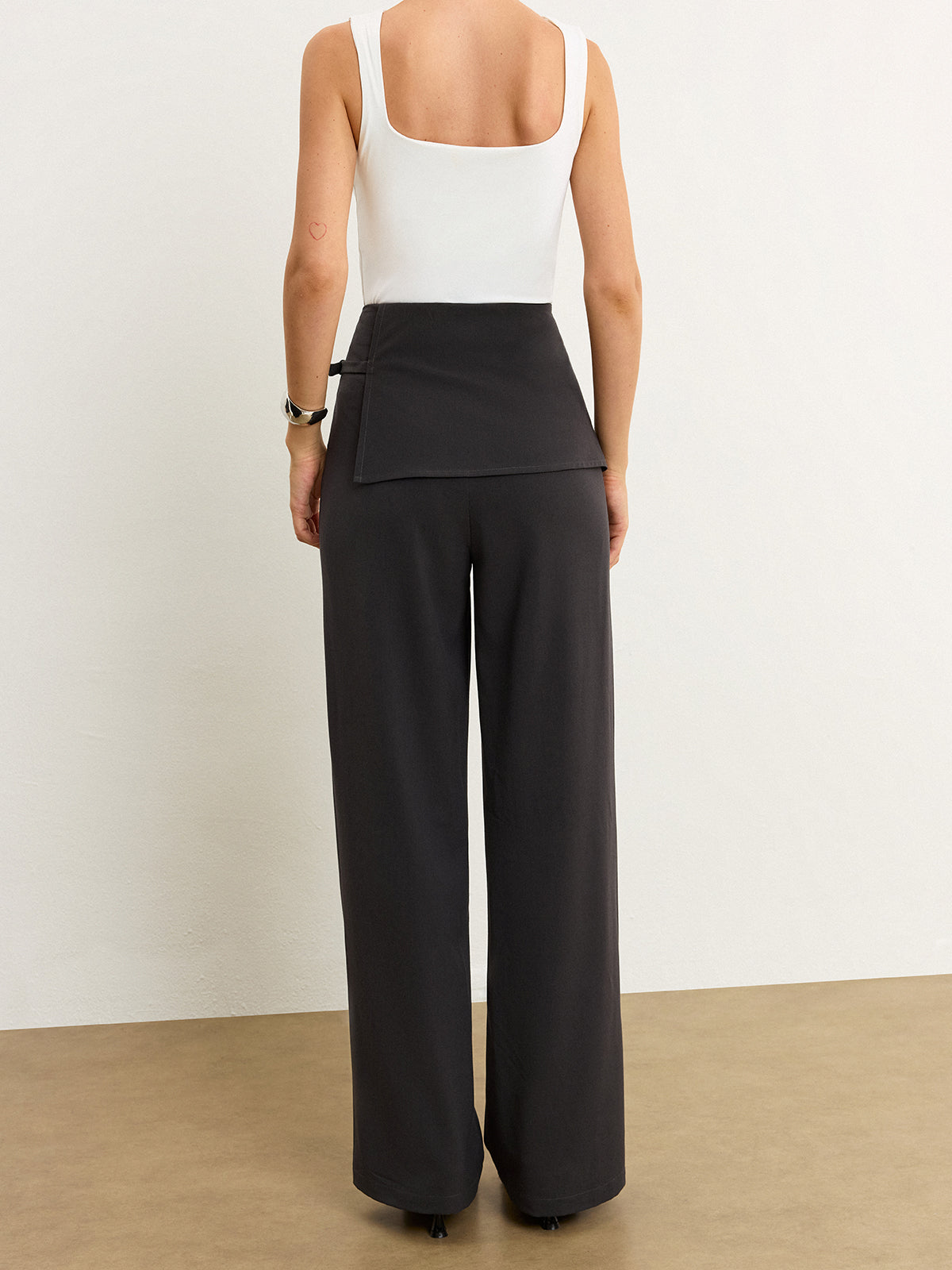 Asymmetrische Taillenhose