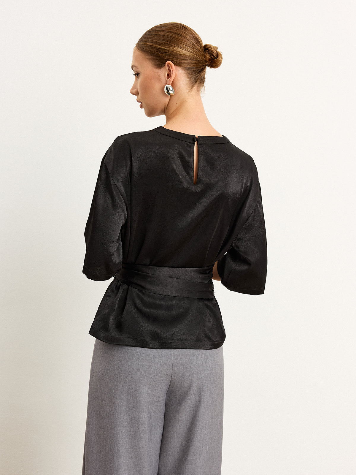 Gürtel-Satin-T-Shirt