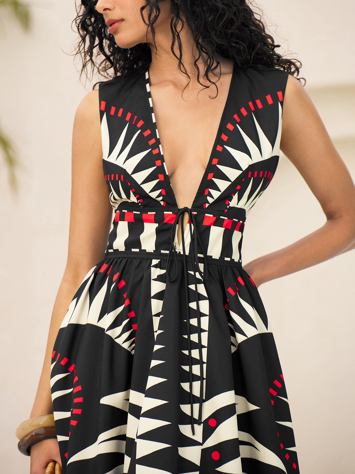 Robe sans manches à col en V, taille nouée et fermeture éclair, motif graphique géométrique