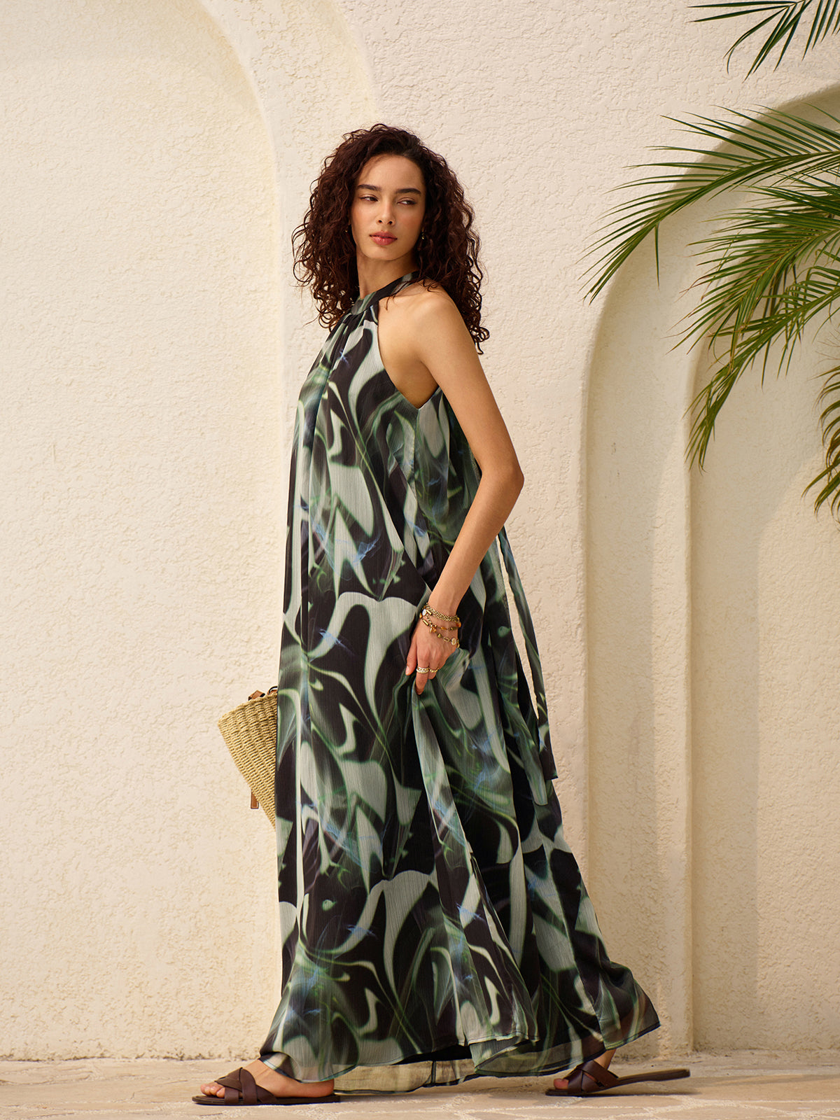 Fließendes abstraktes Neckholder-Kleid