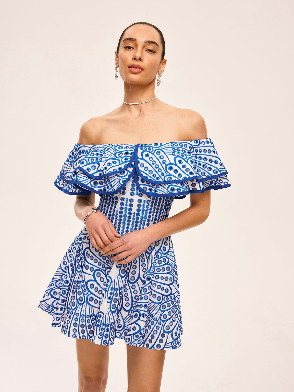 Robe semi-transparente à épaules dénudées et à volants