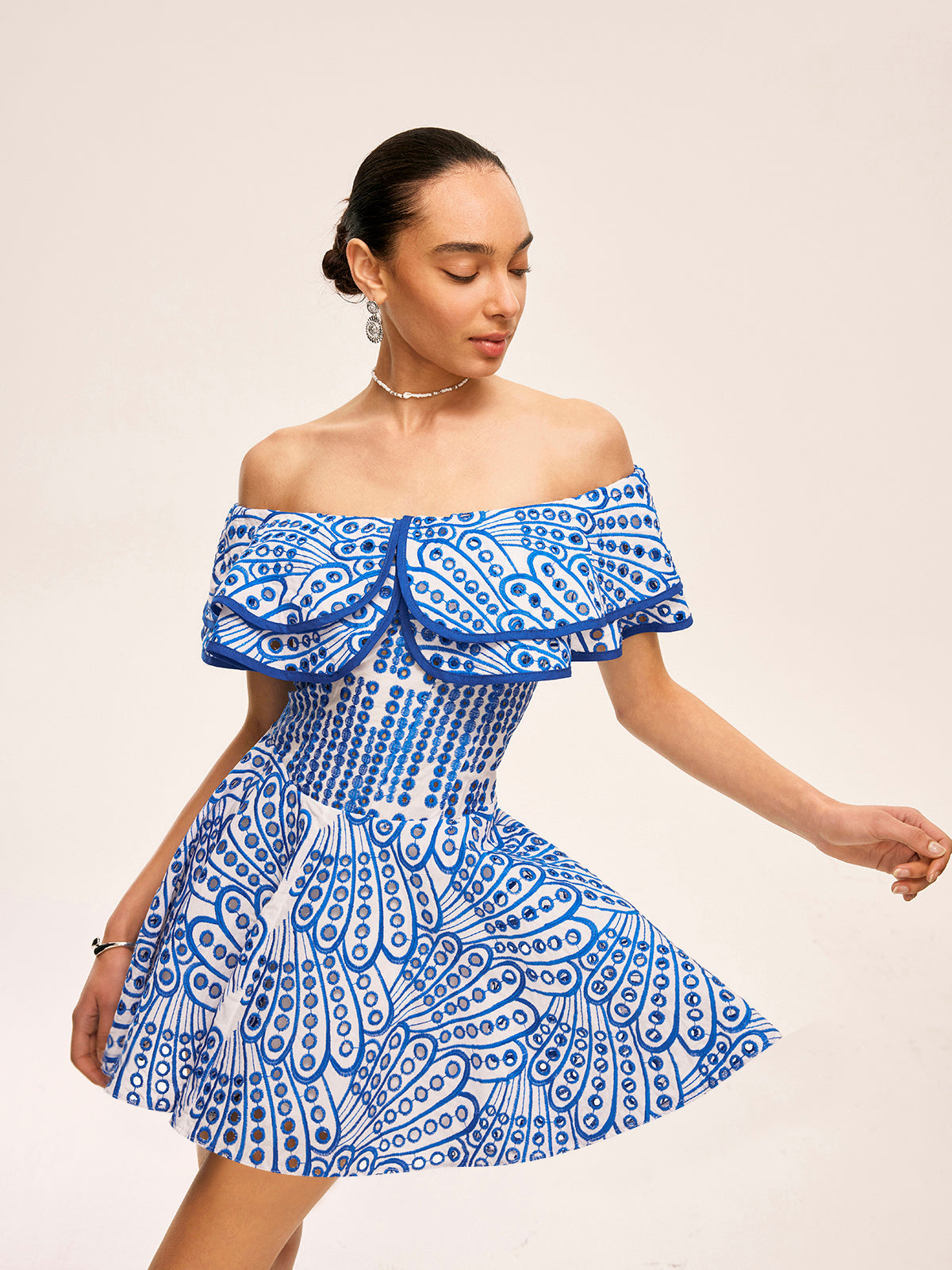 Robe semi-transparente à épaules dénudées et à volants